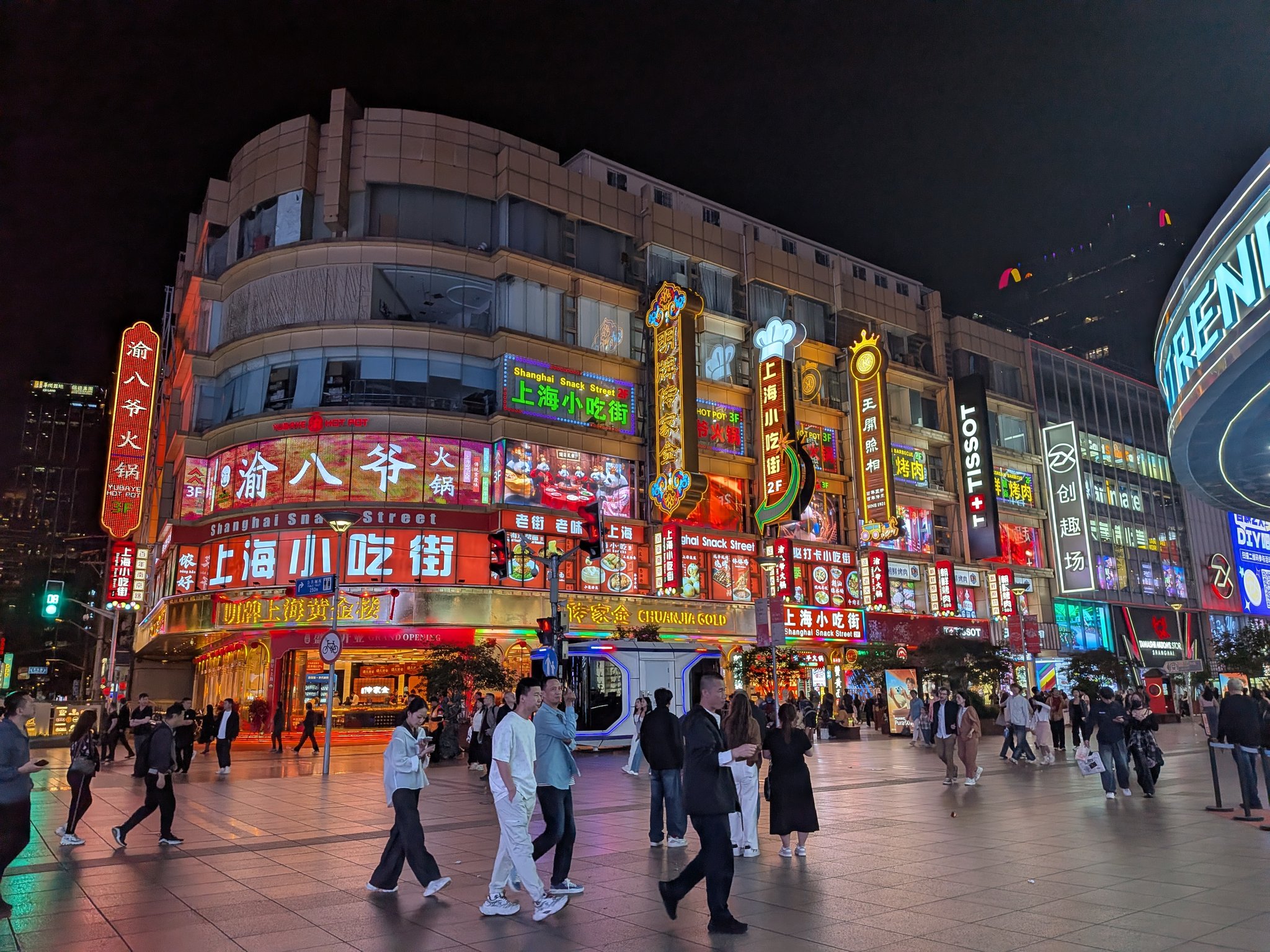 夜の南京東路のネオン