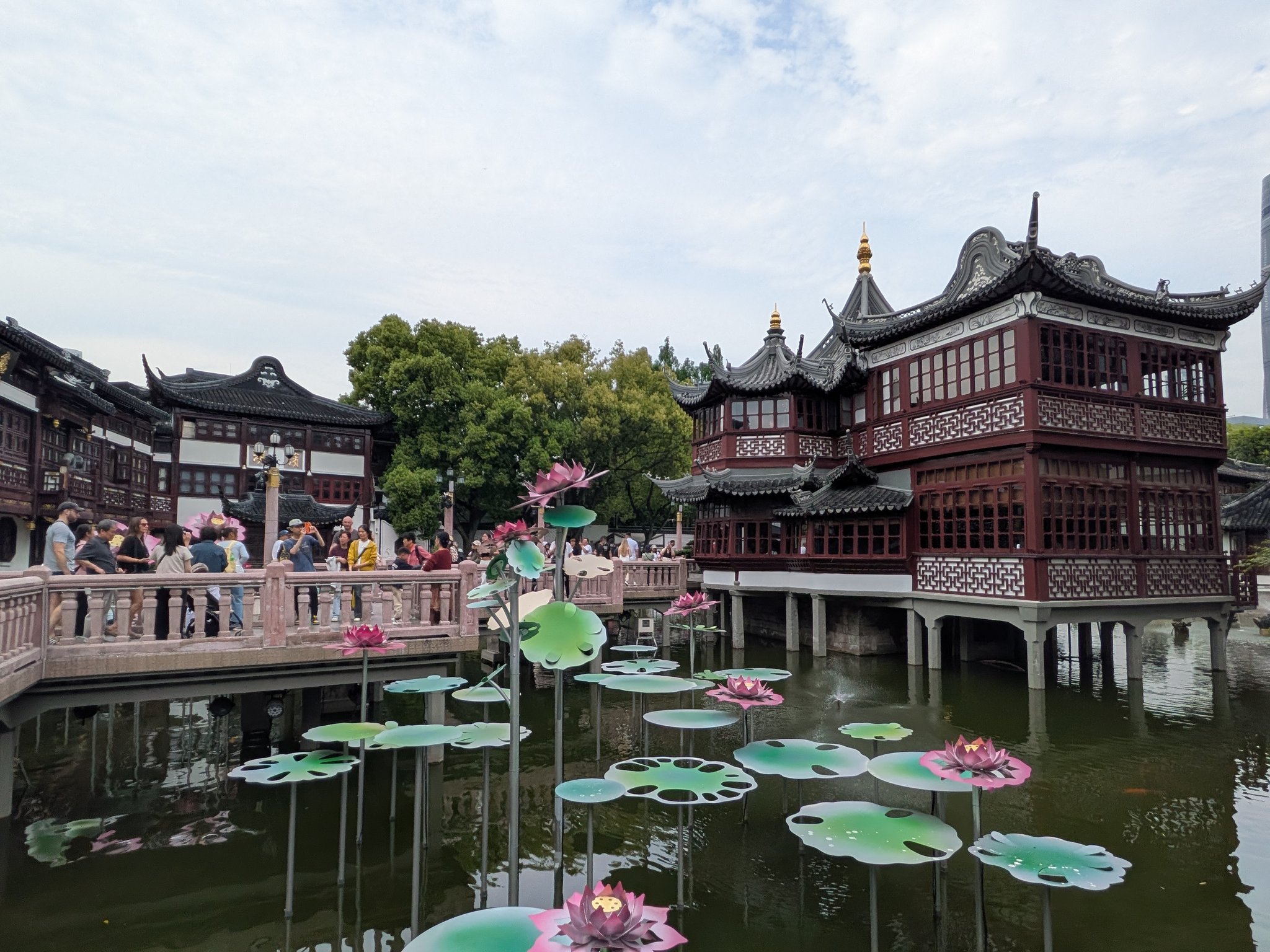 豫園の池と建物