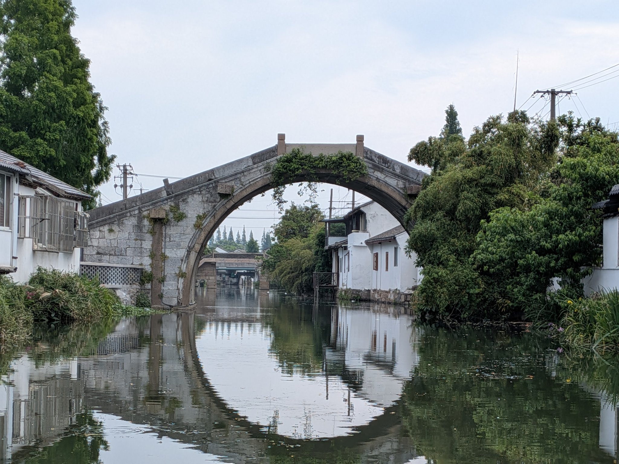 船から見た朱家角の石橋