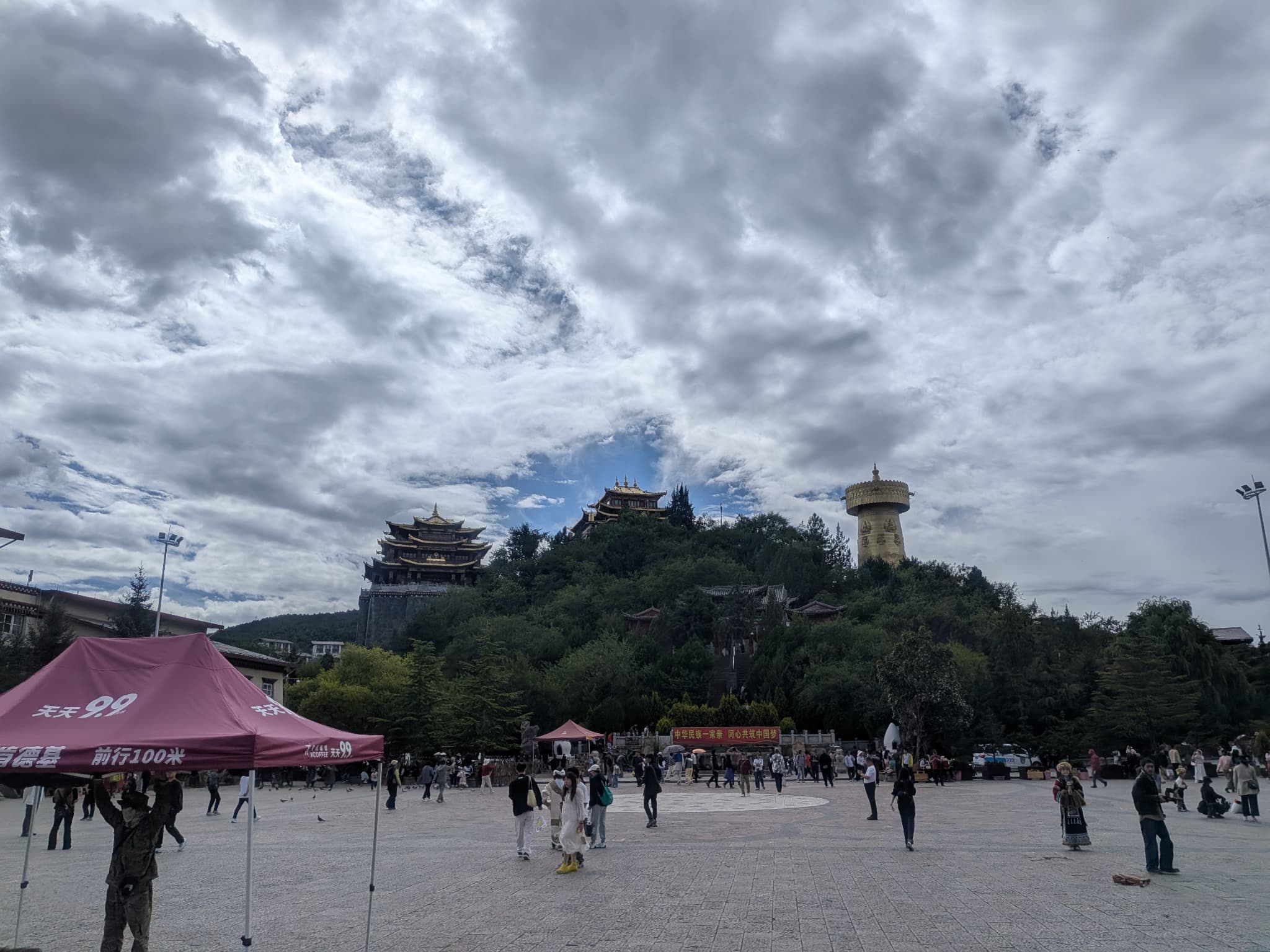 独克宗古城の丘の上の大仏寺