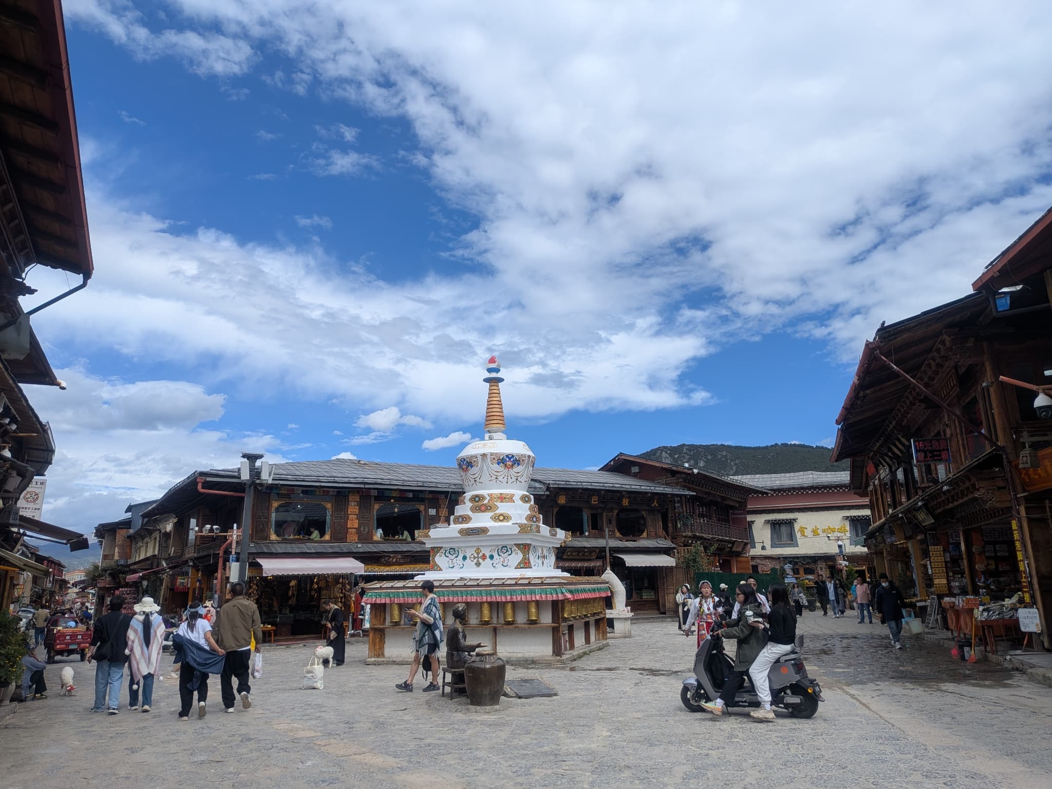 独克宗古城の広場と仏塔