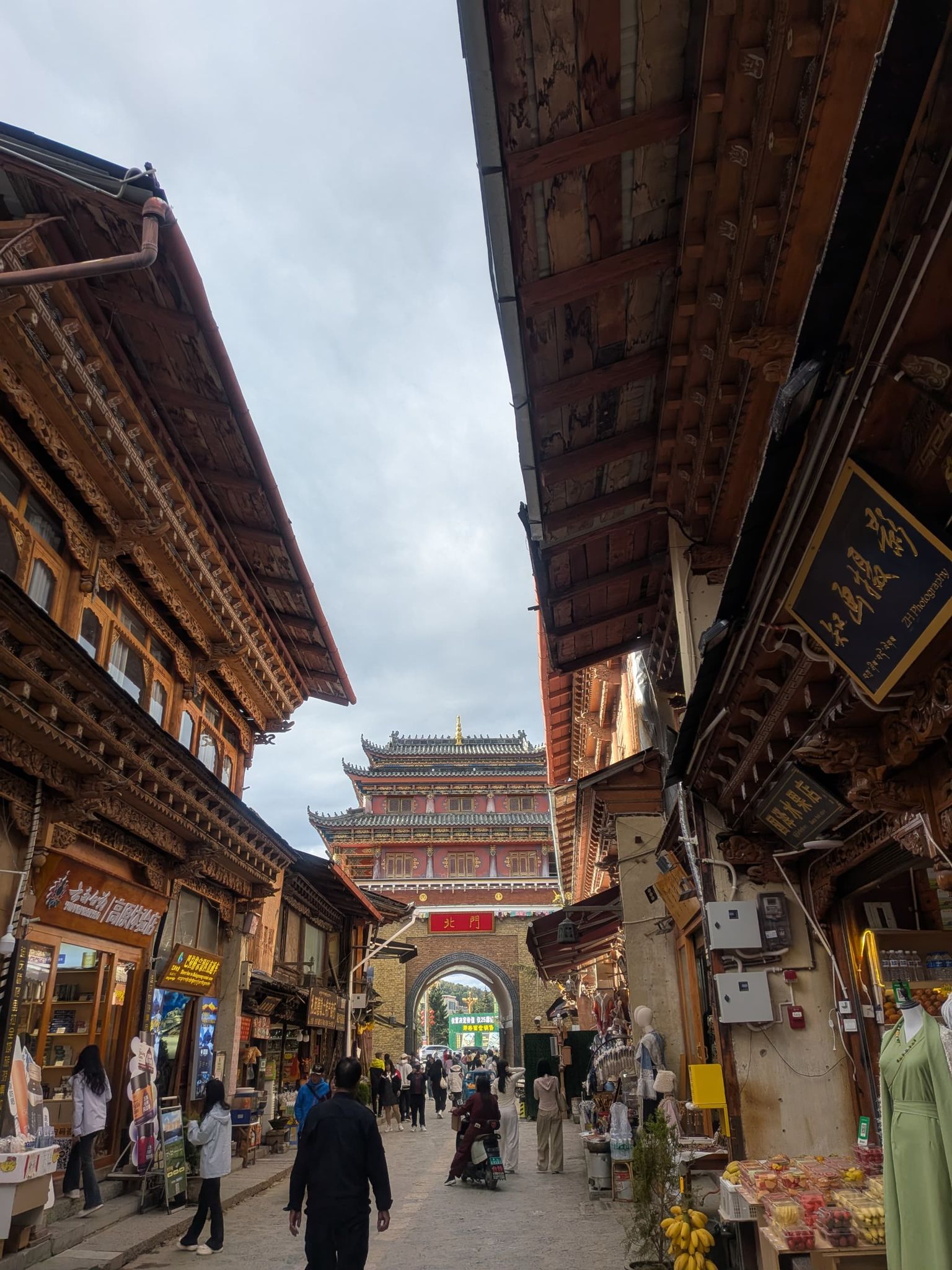 独克宗古城の北門
