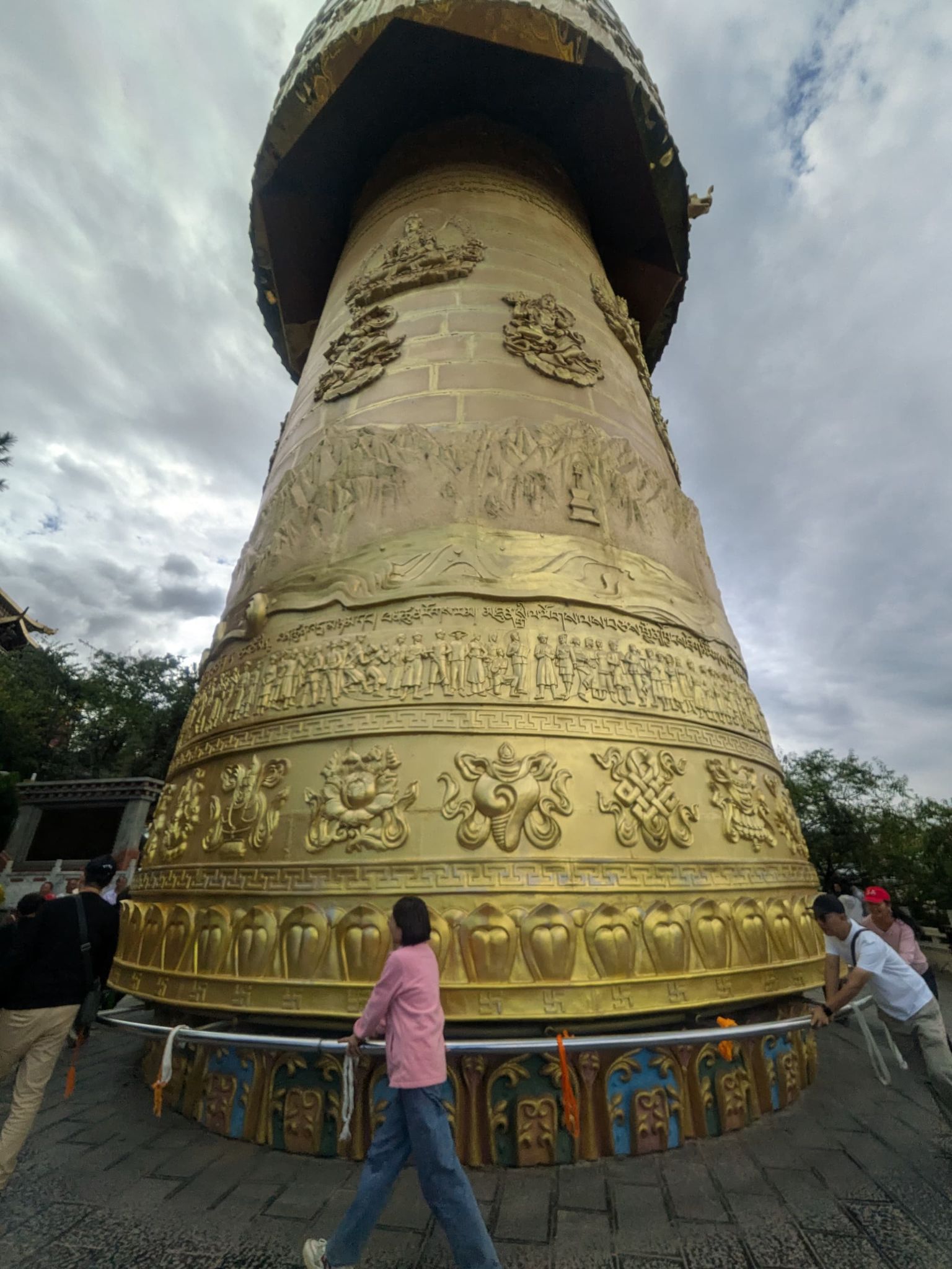 大仏寺の巨大なマニ車