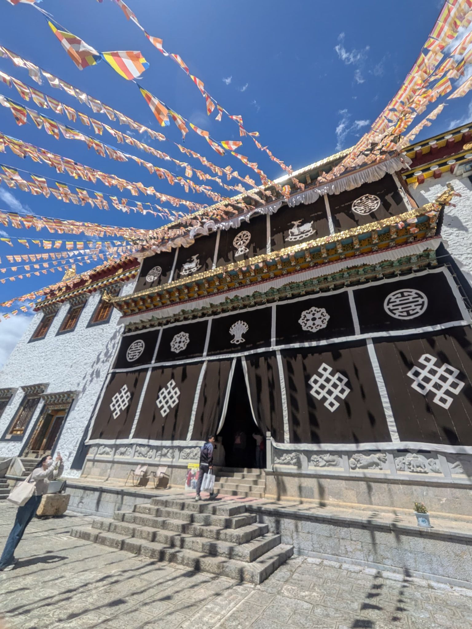 タルチョーがなびく松賛林寺の本堂