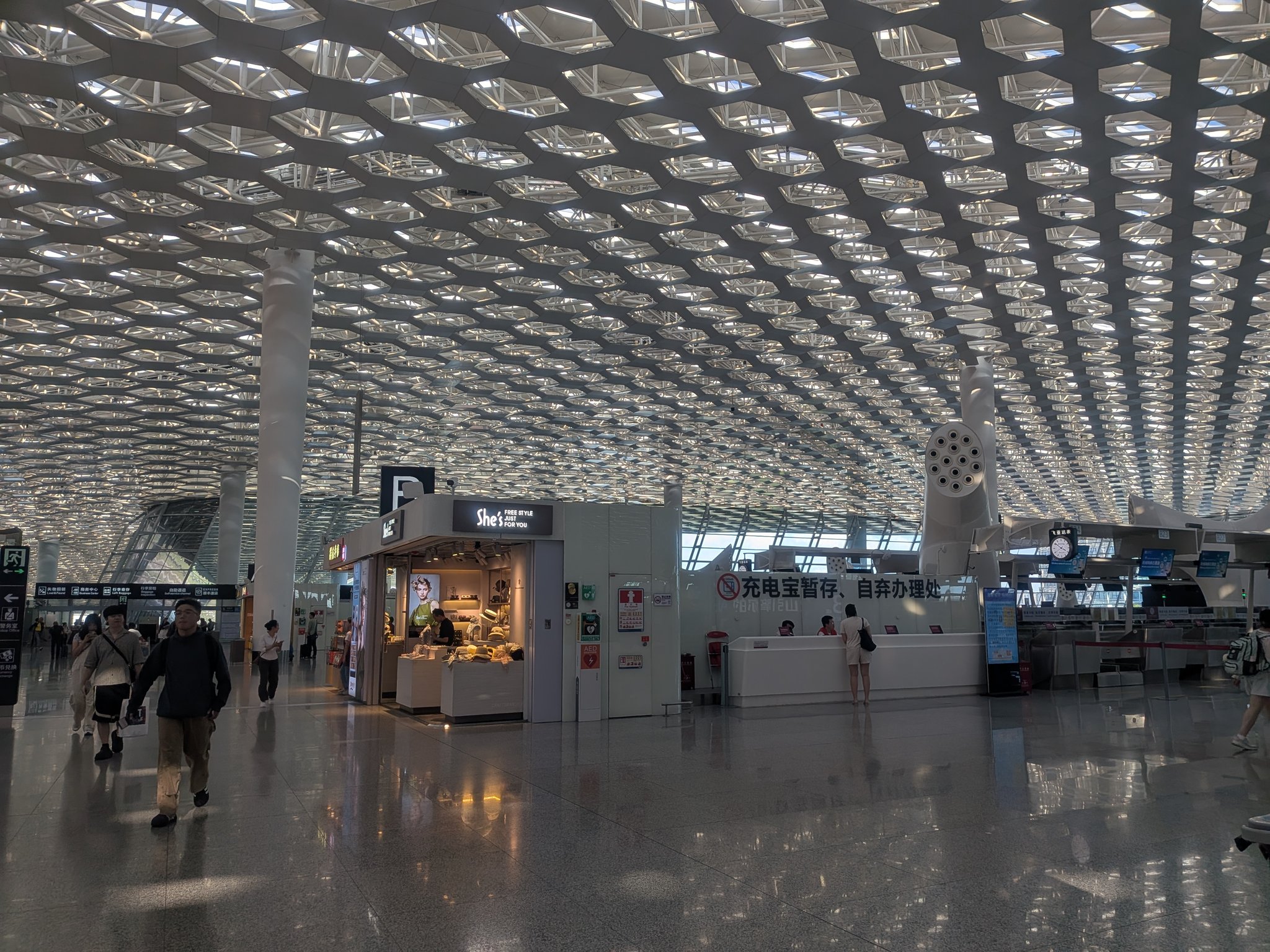 深圳空港のモバイルバッテリー預かり所のカウンター