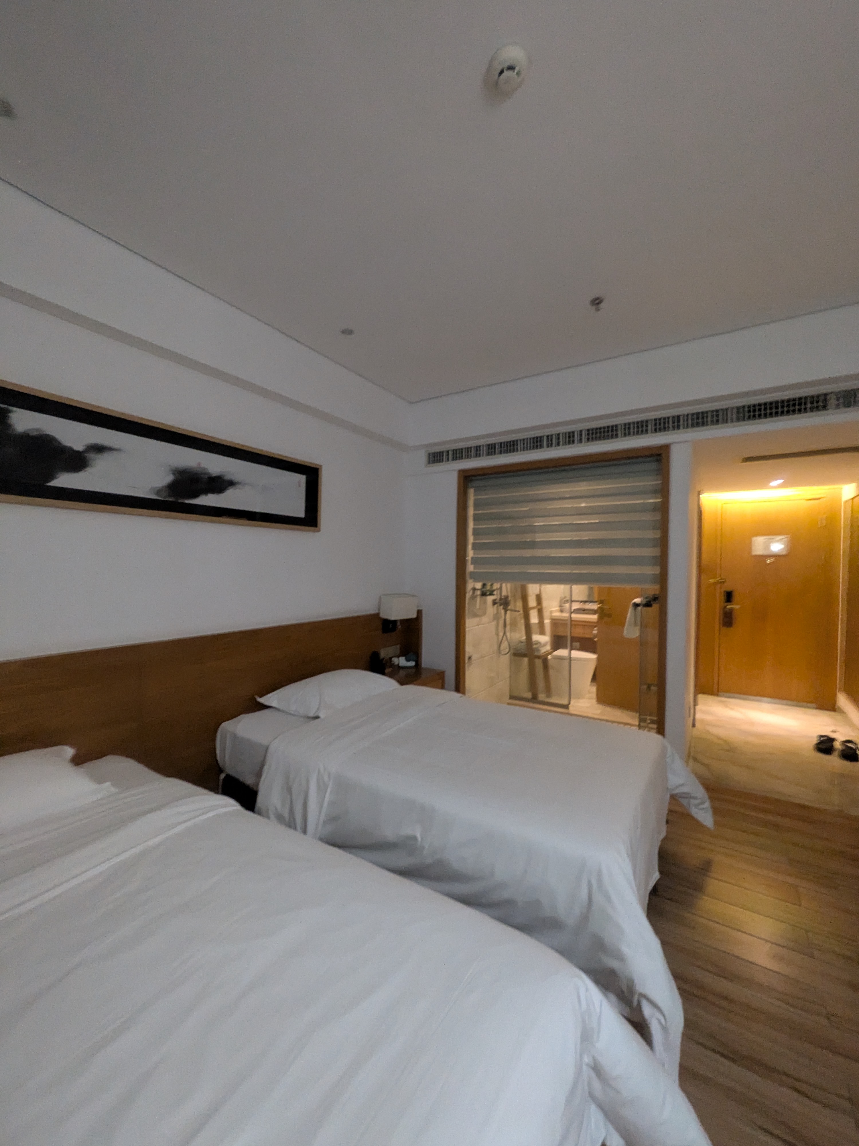 相部屋なのにガラス張りのバスルーム