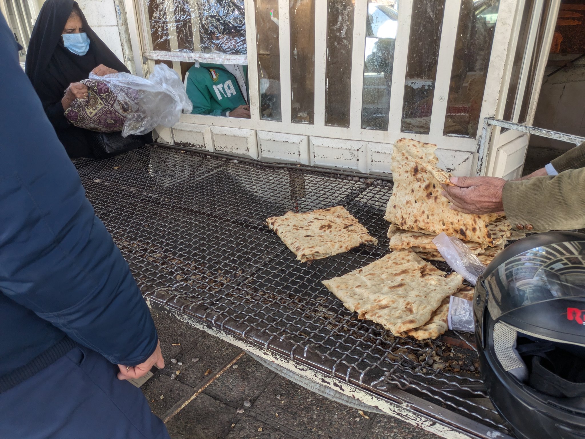 シーラーズのパン屋の焼きたてのパン