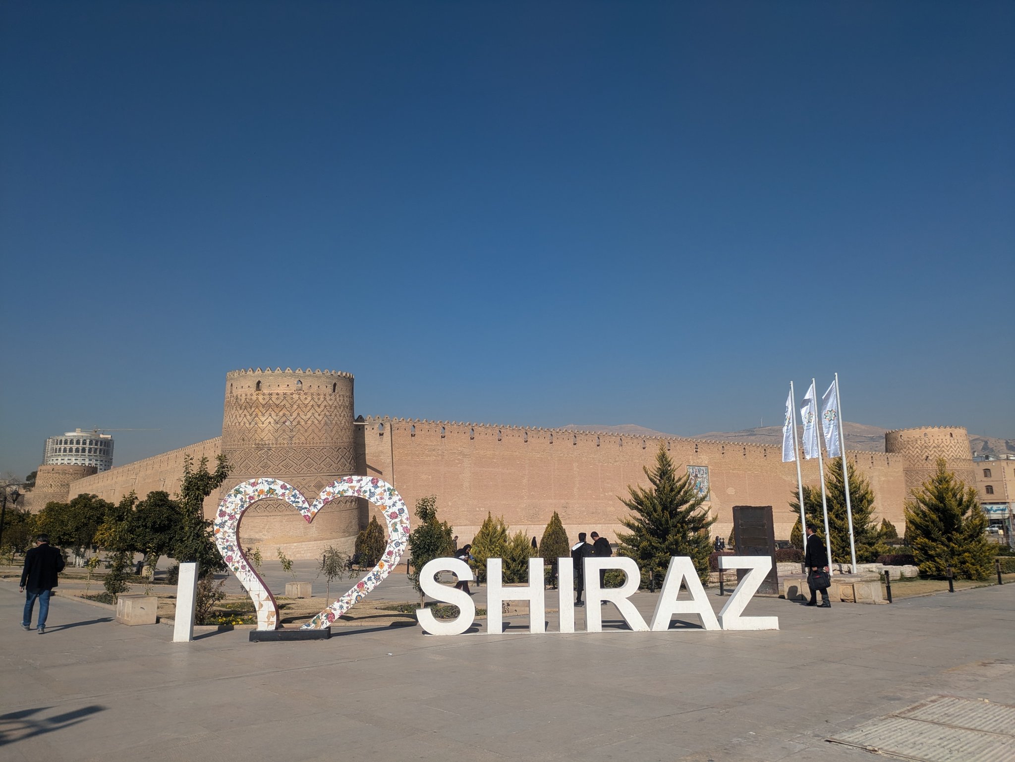 I love Shiraz のモニュメントとカリーム・ハーン城塞
