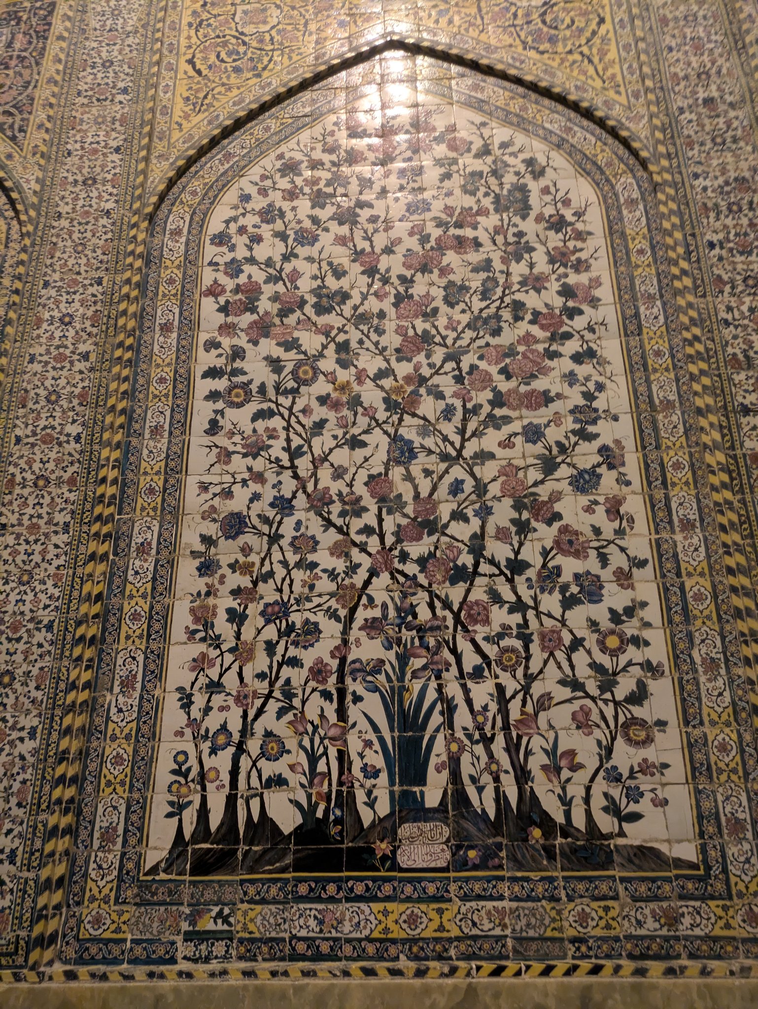 ヴァキール・モスクの花と木のタイル