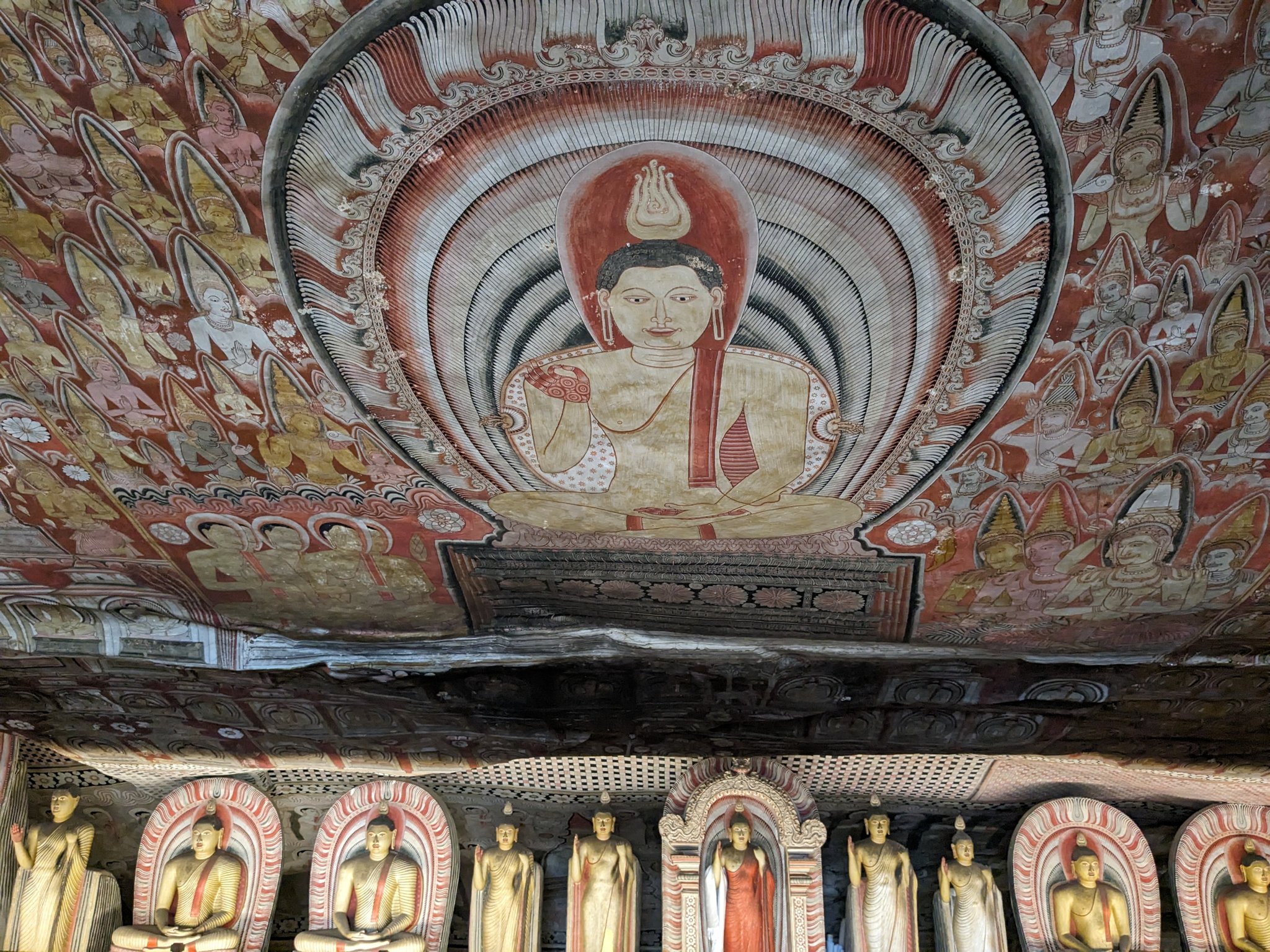 ダンブッラ石窟寺院の天井画と仏像