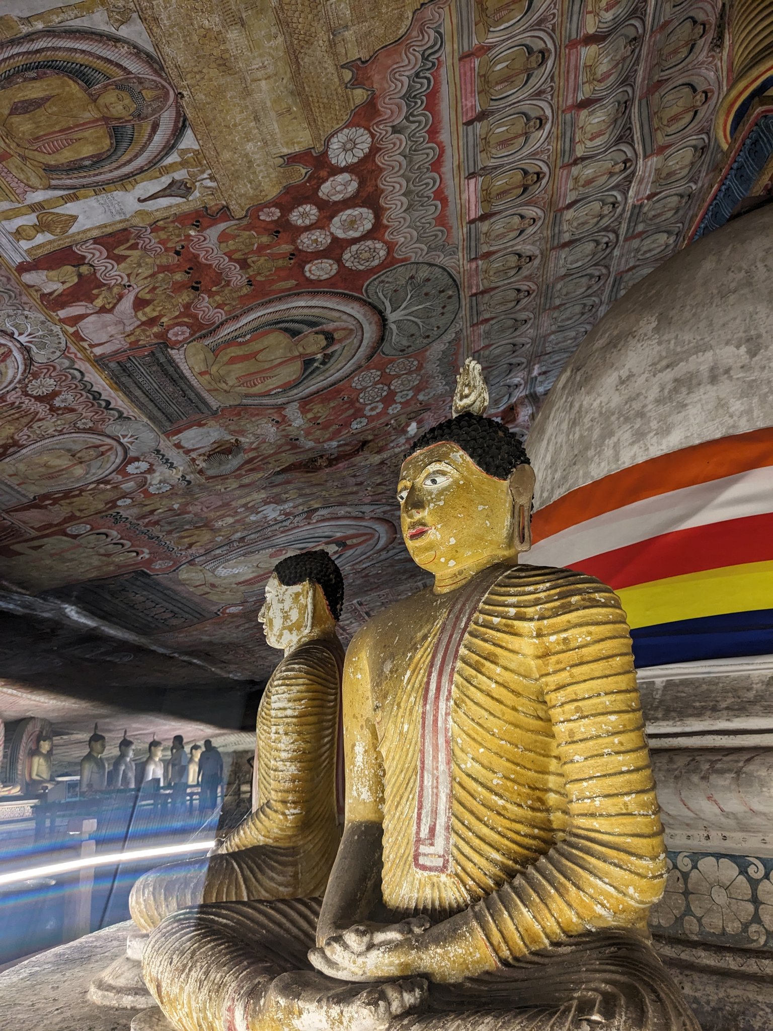 ダンブッラ石窟寺院の黄金の仏像