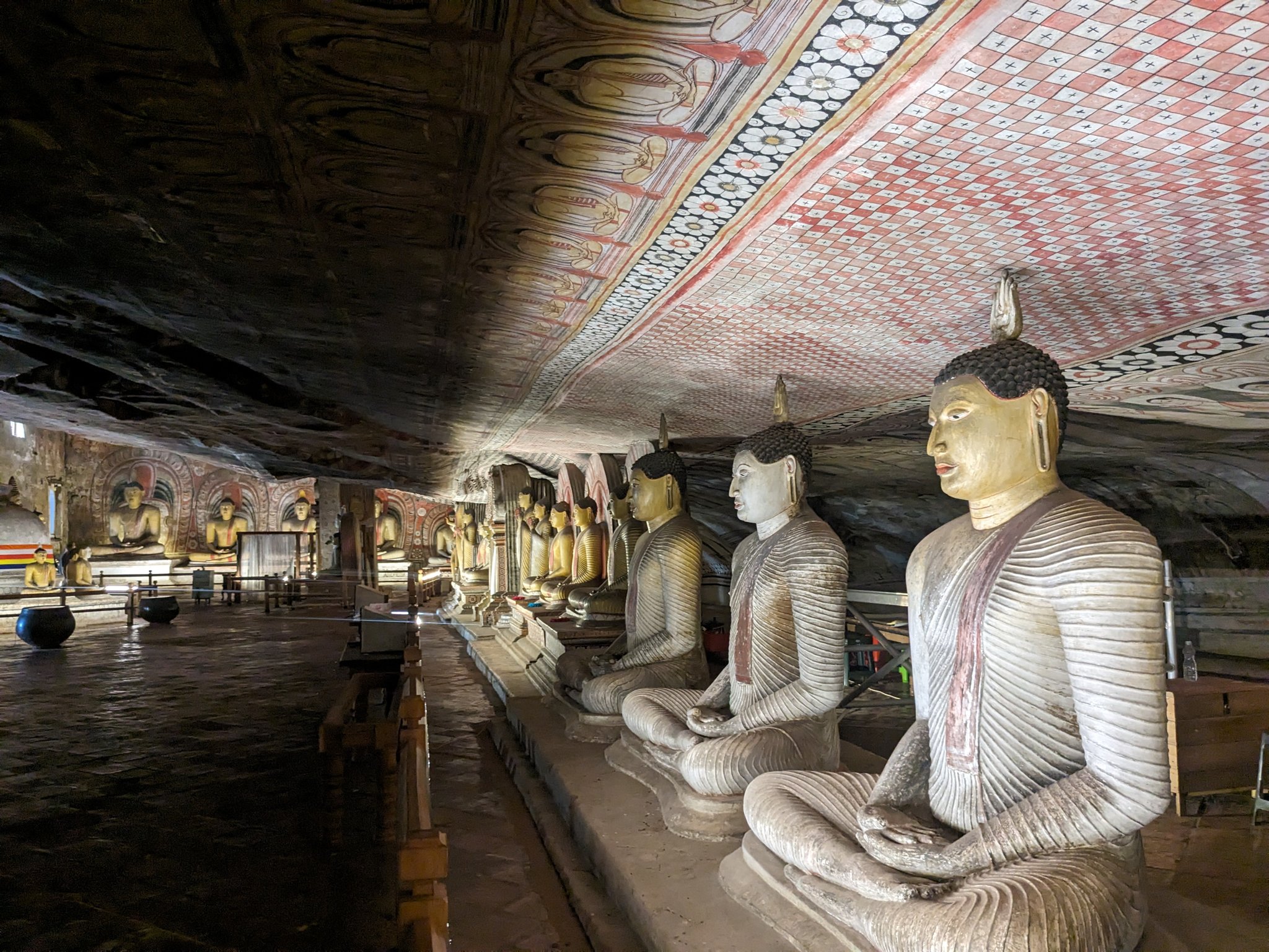 ダンブッラ石窟寺院に並ぶ仏像