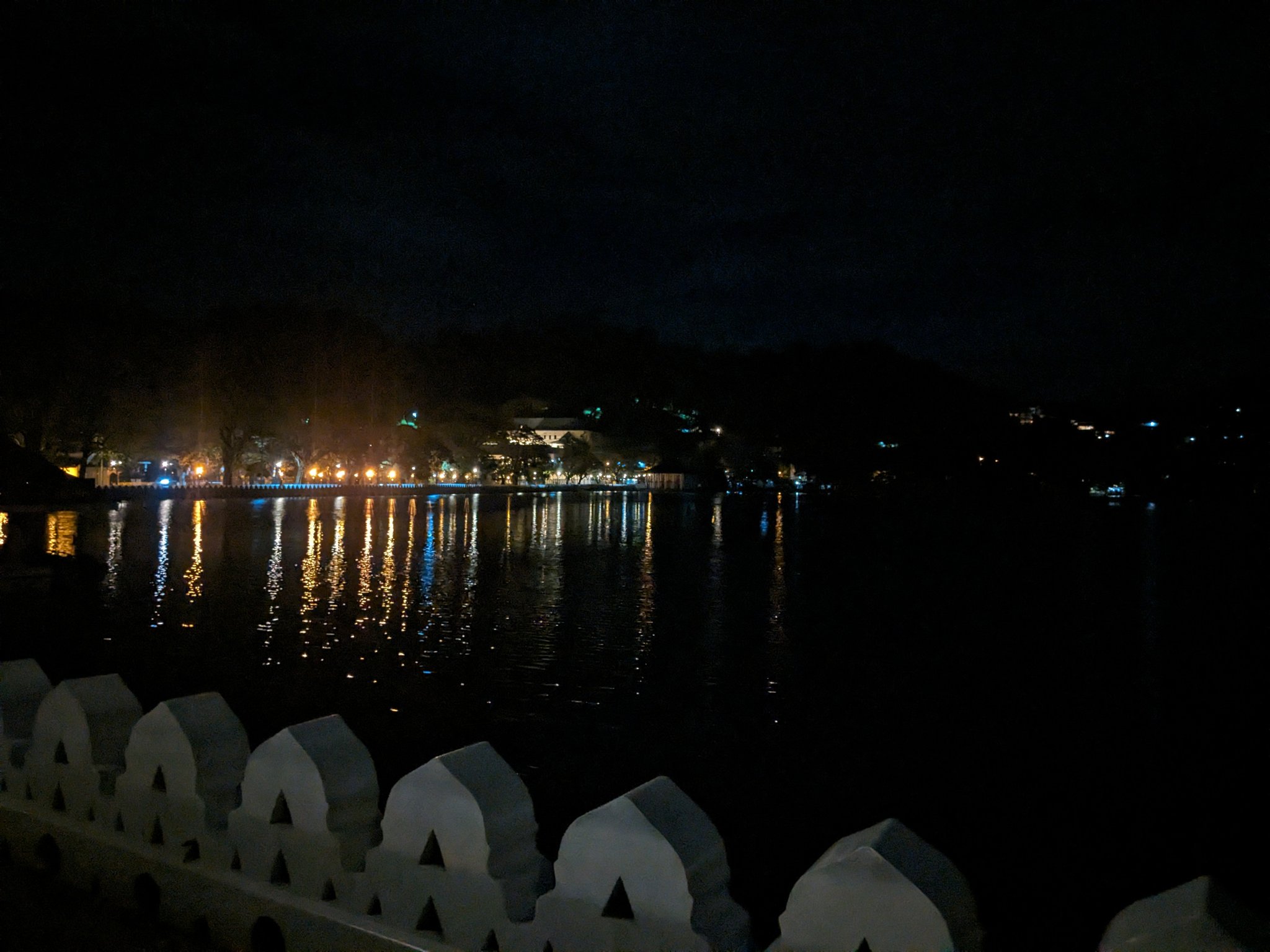 夜のキャンディ湖