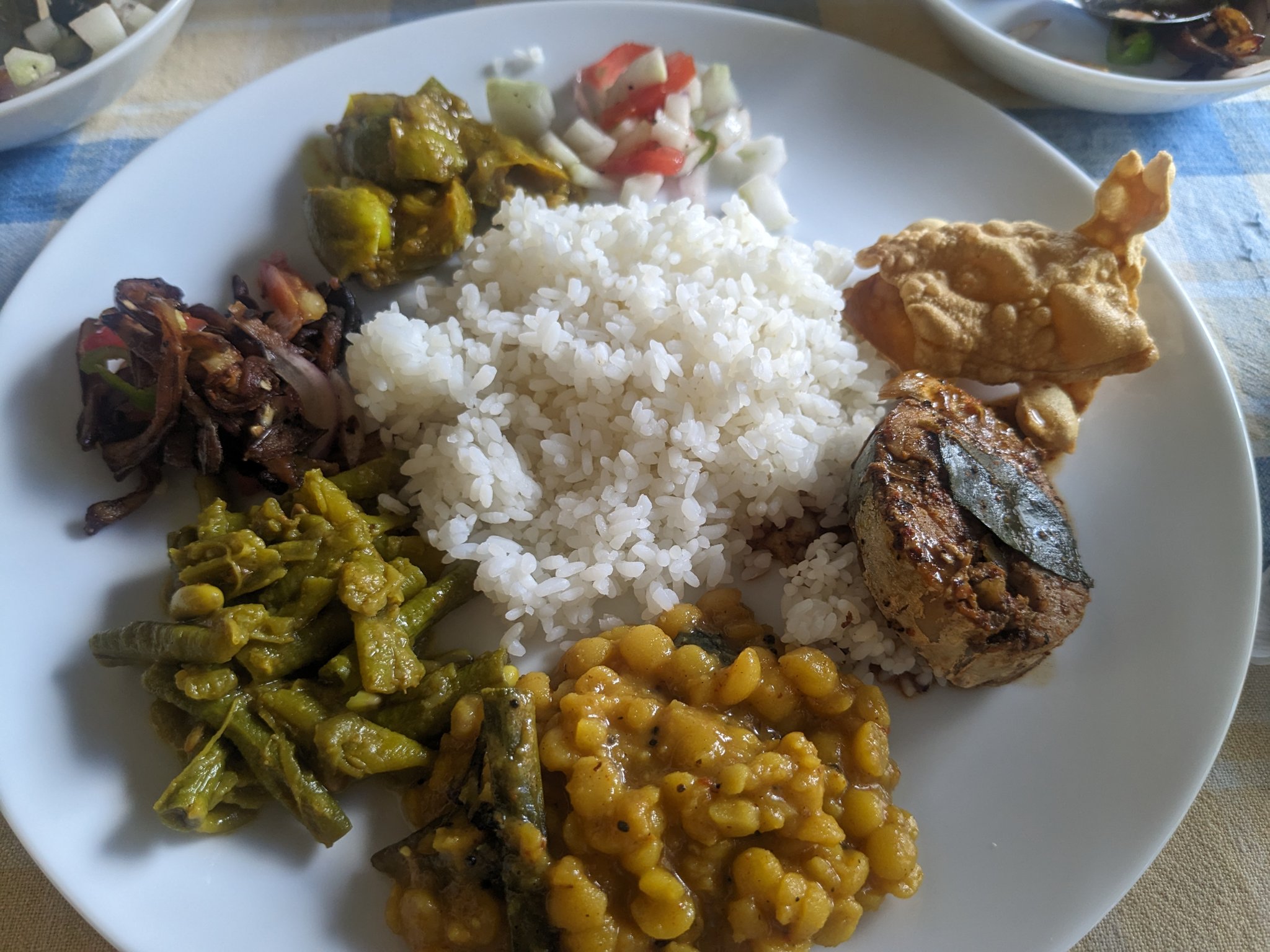 ライス&カレーを盛り付けた皿