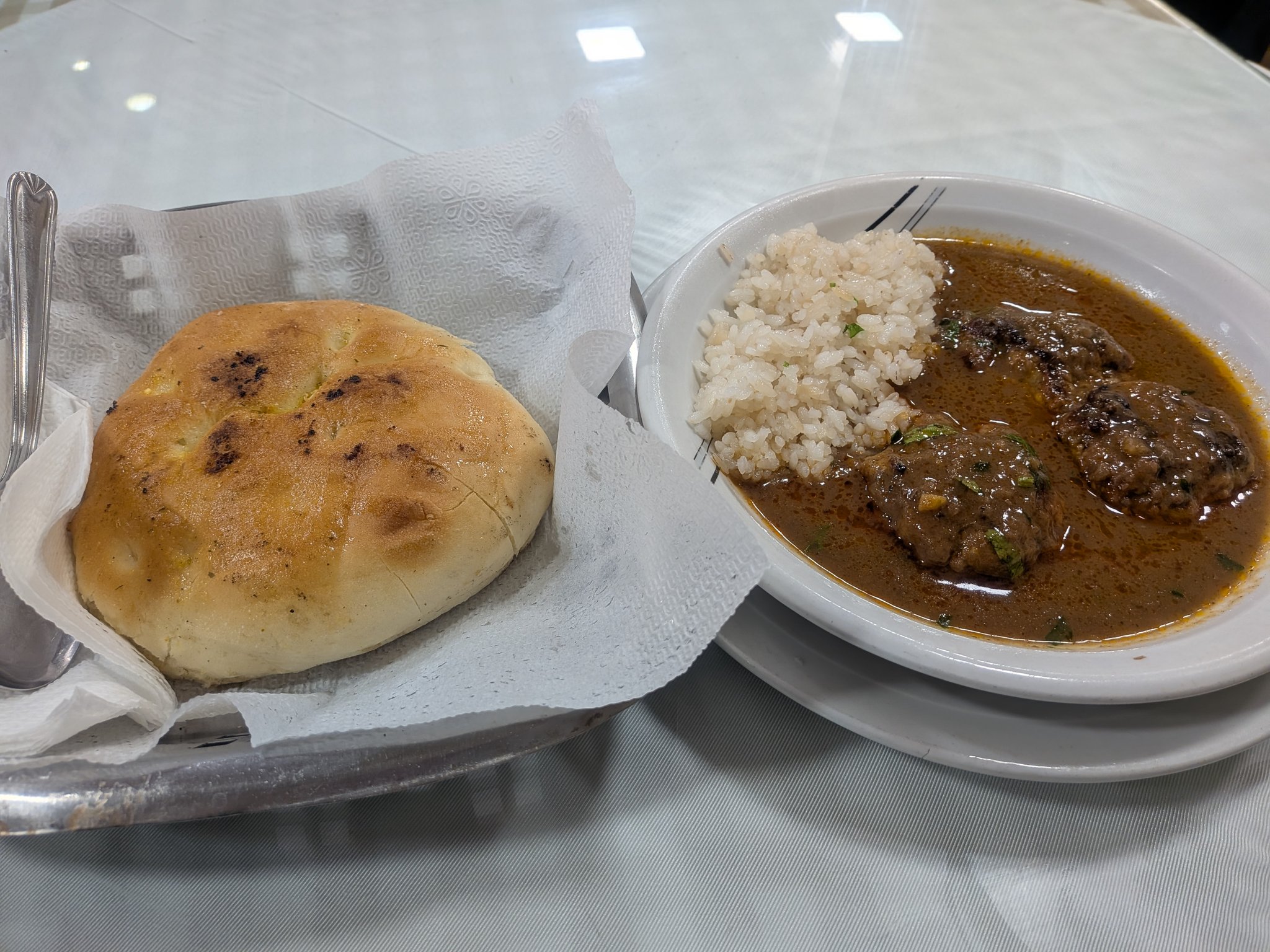 Čardak のシチューとパン