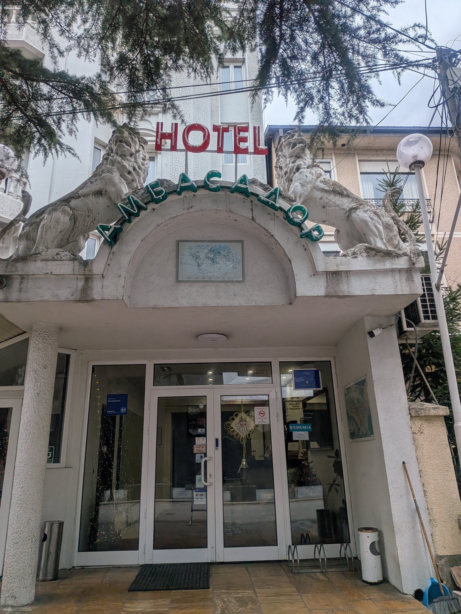 スコピエの Hotel Ambassador の入口