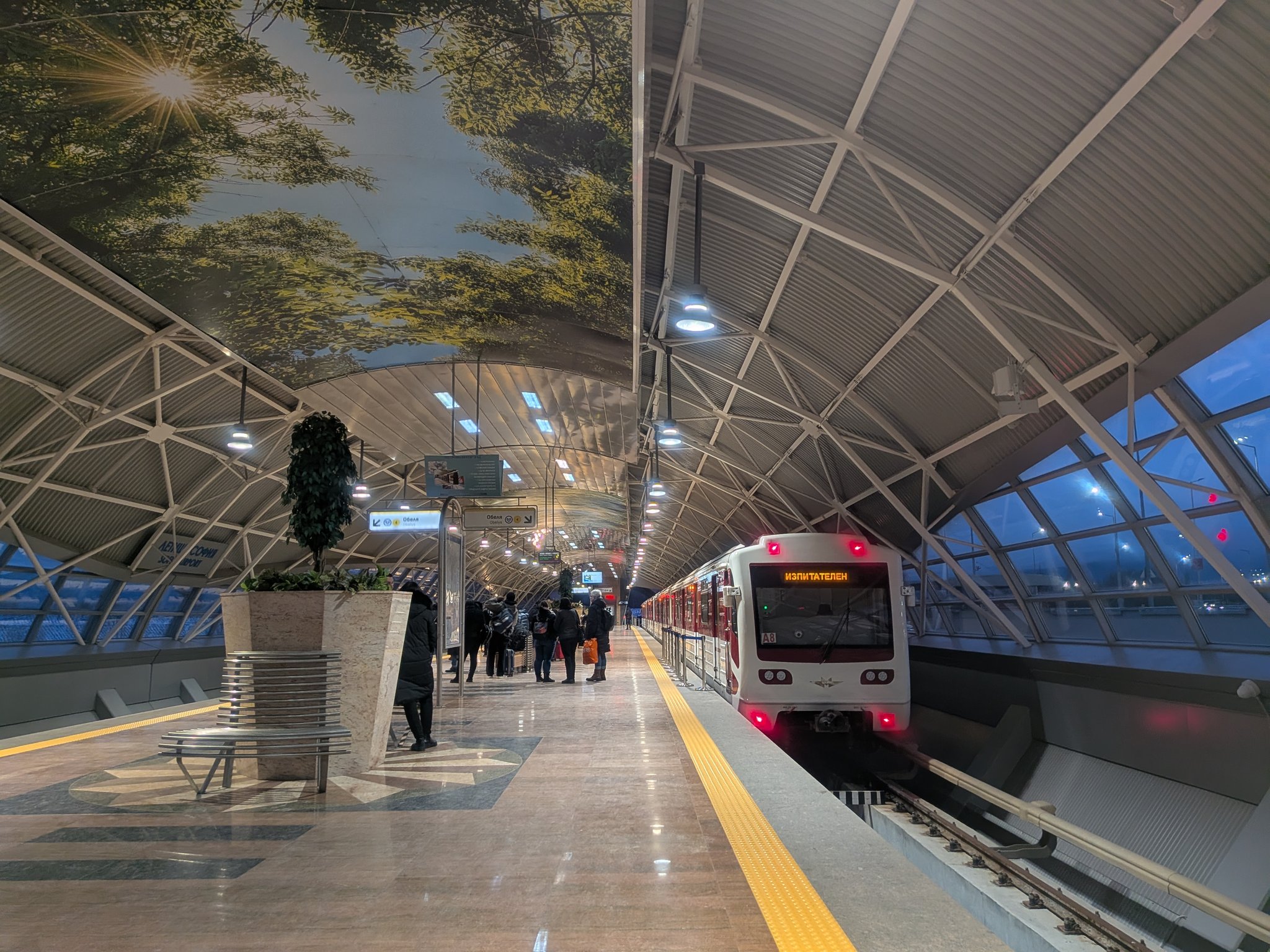 ソフィア空港駅の地下鉄のホーム
