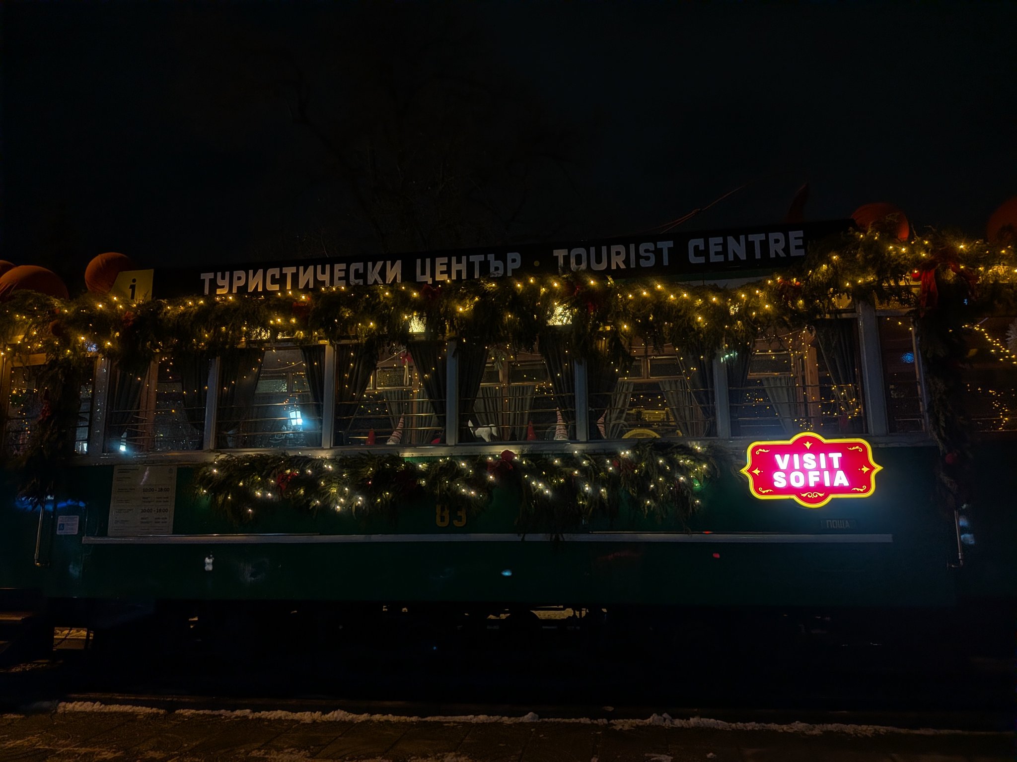 クリスマスの飾りを付けたソフィアの路面電車