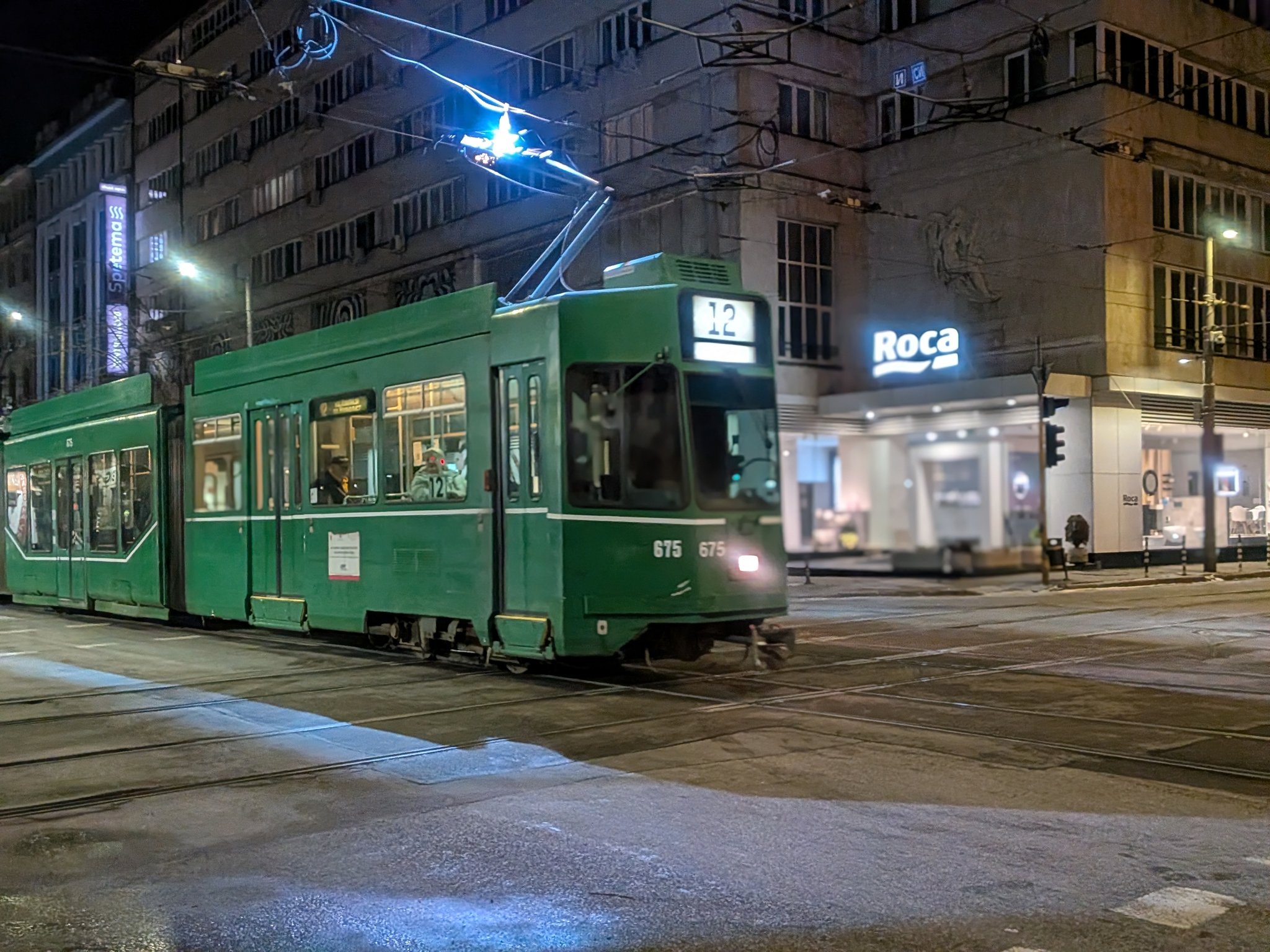 夜のソフィアの緑の路面電車