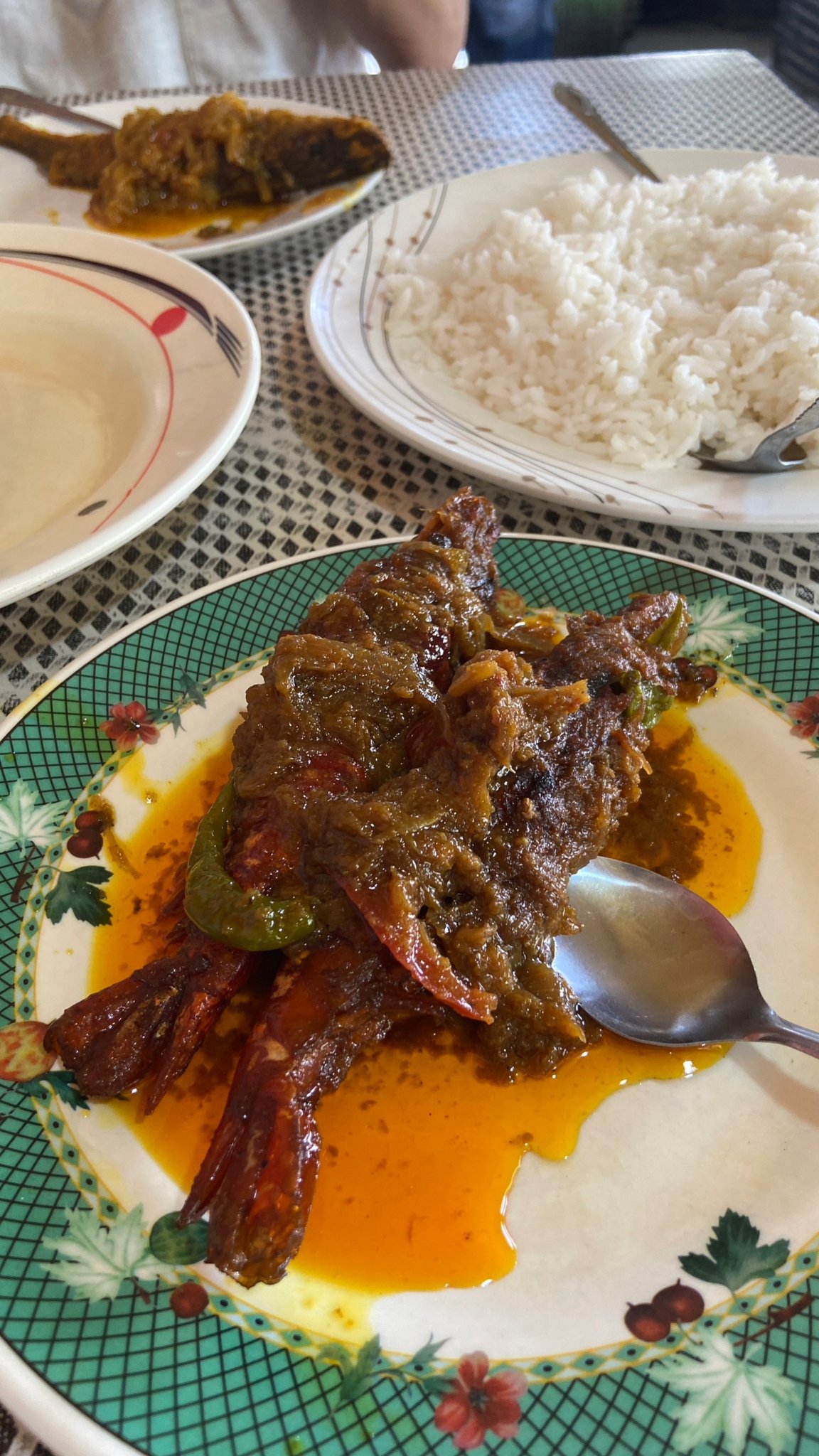 パナム・ナガルの近くの食堂のエビカレー