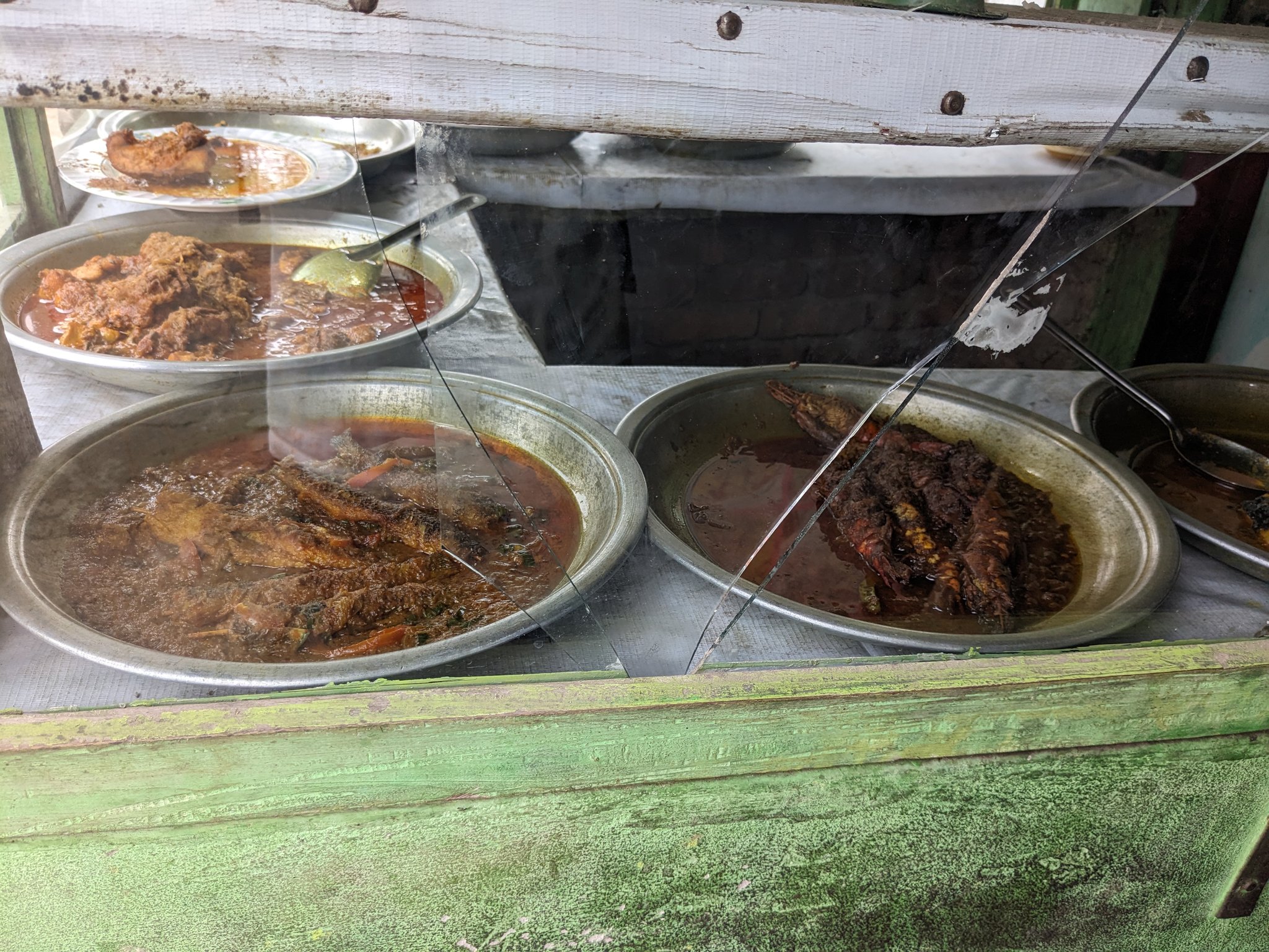 食堂のカレーの鍋