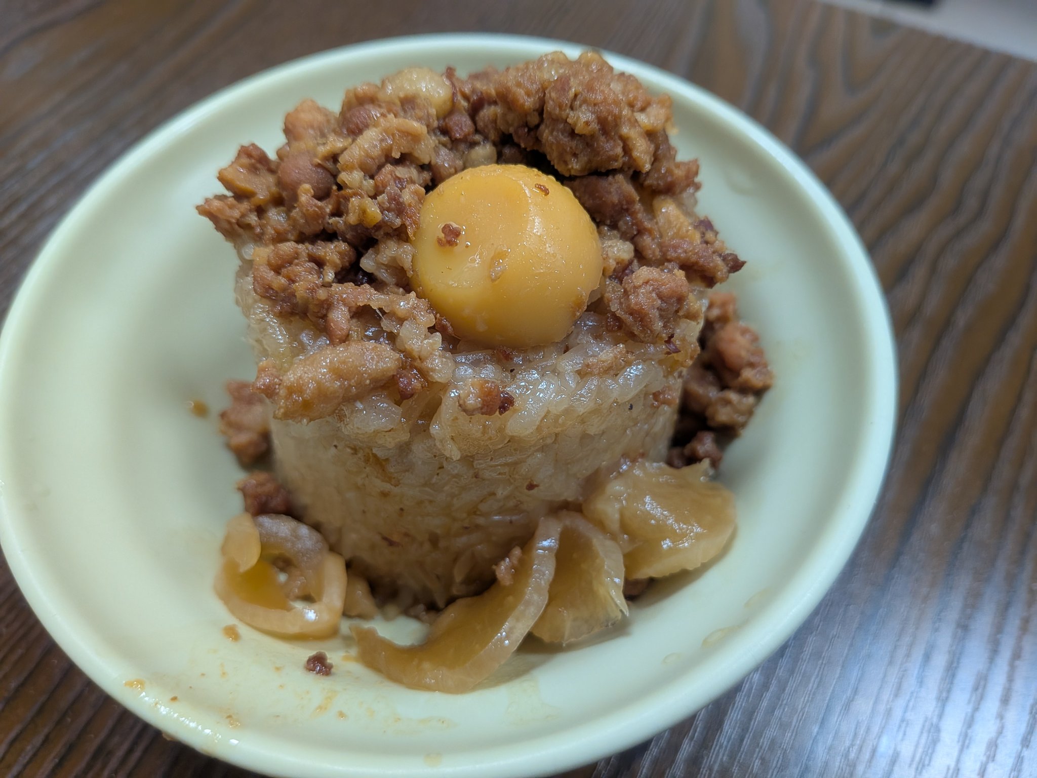 豚肉と卵の黄身をのせた米糕