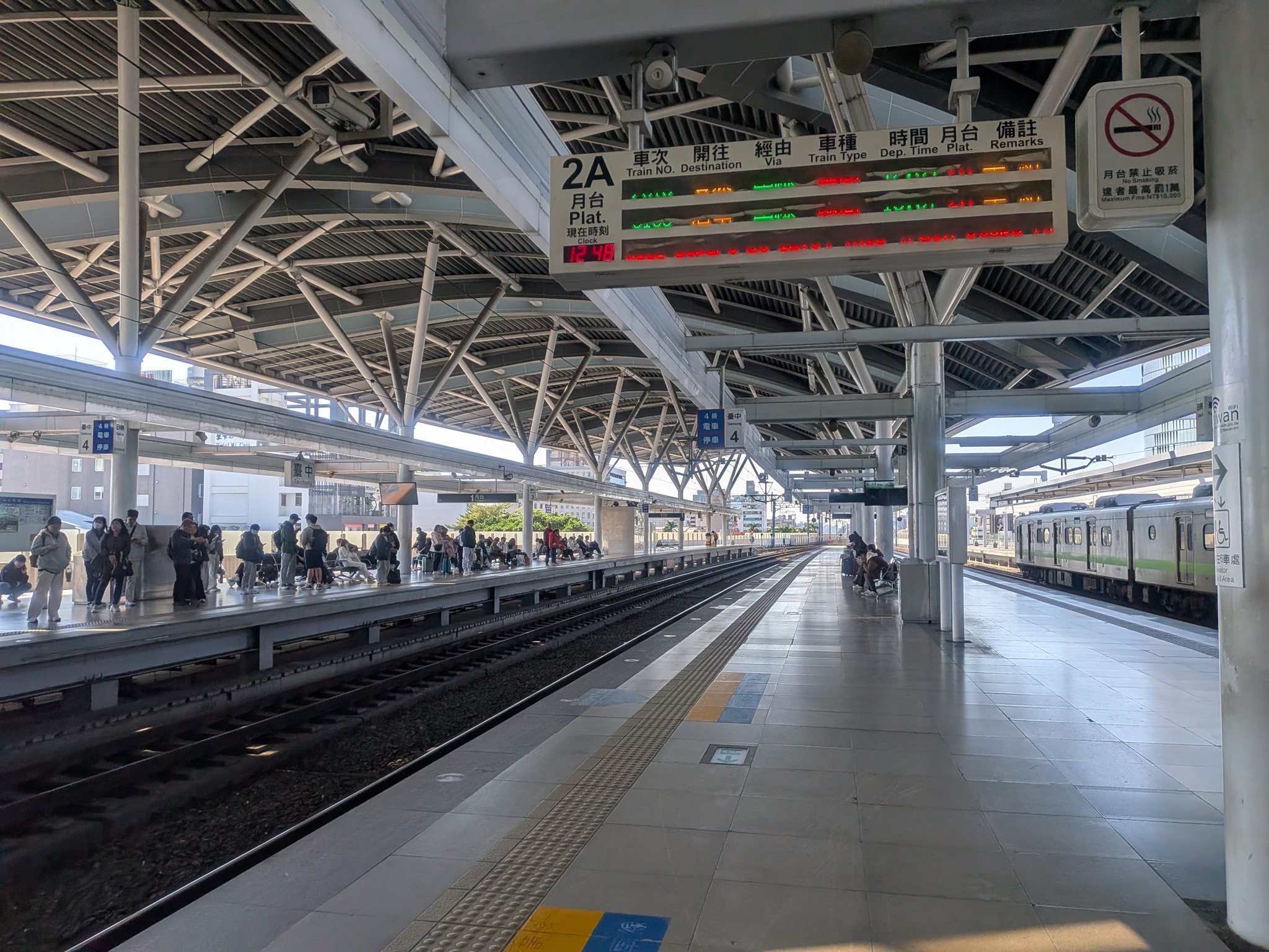 高架になった台中駅のホーム