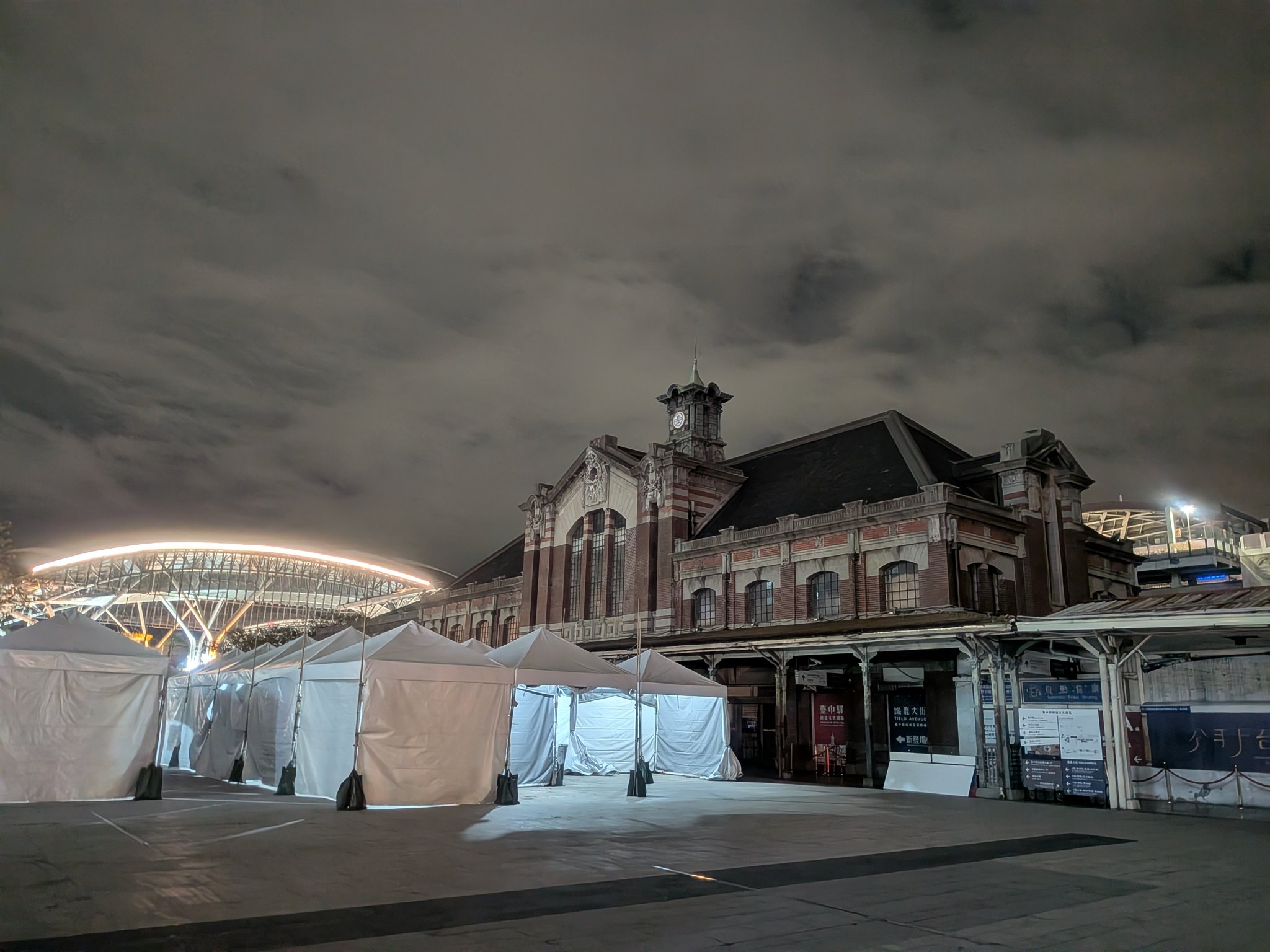 ライトアップされた夜の旧台中駅