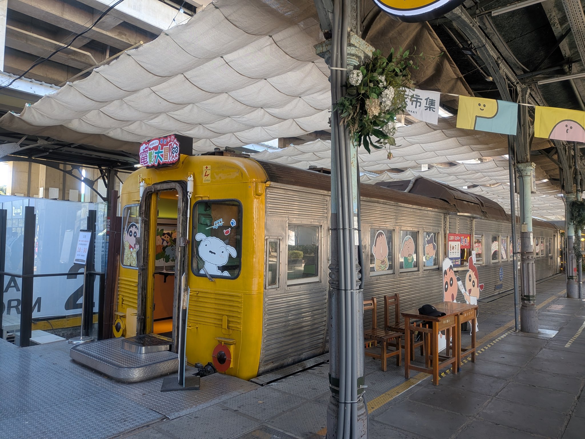 クレヨンしんちゃんの装飾の電車が展示された旧台中駅のホーム
