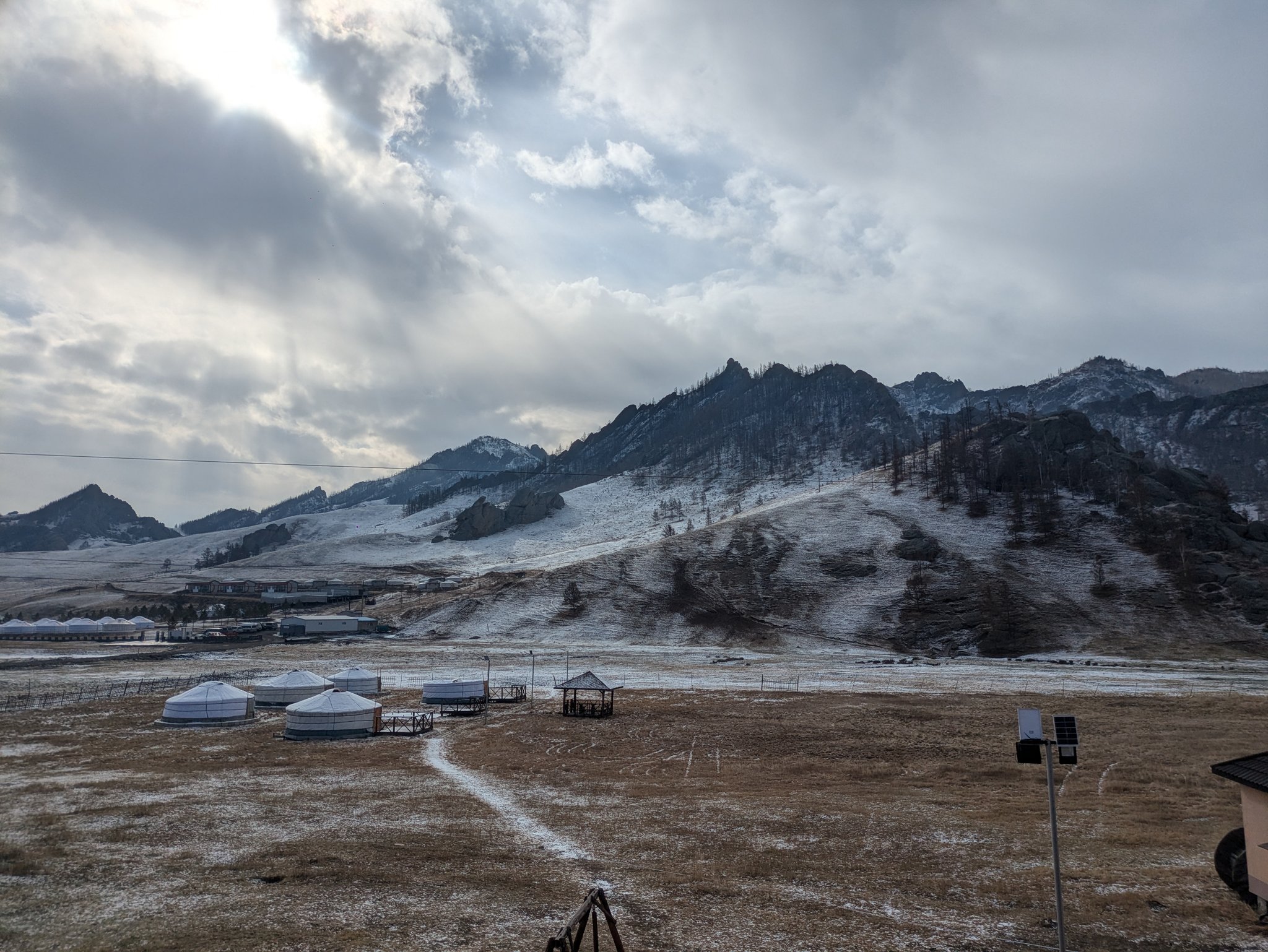 雪が積もったテレルジの朝の山
