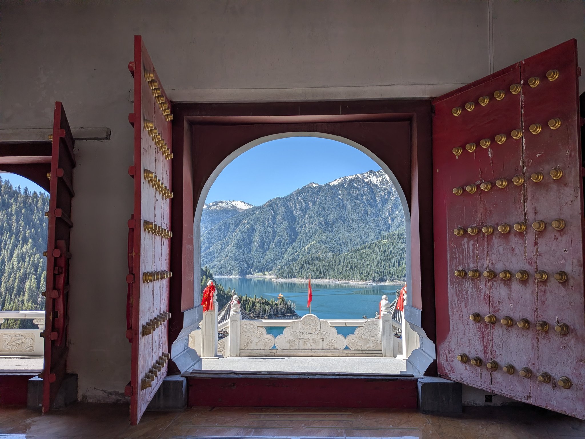 お寺のお堂の扉越しに見た天山天池