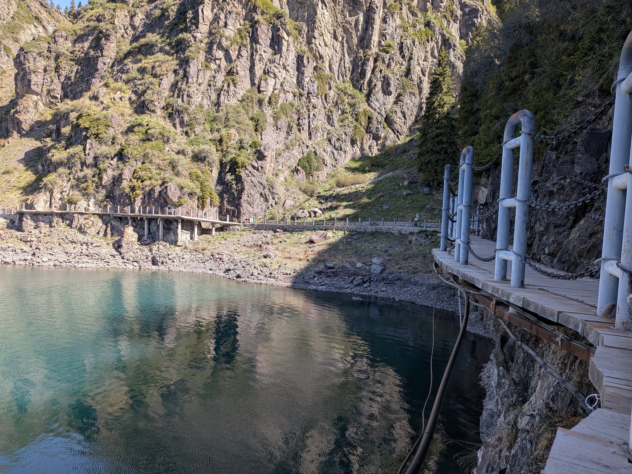 天山天池の湖畔の遊歩道
