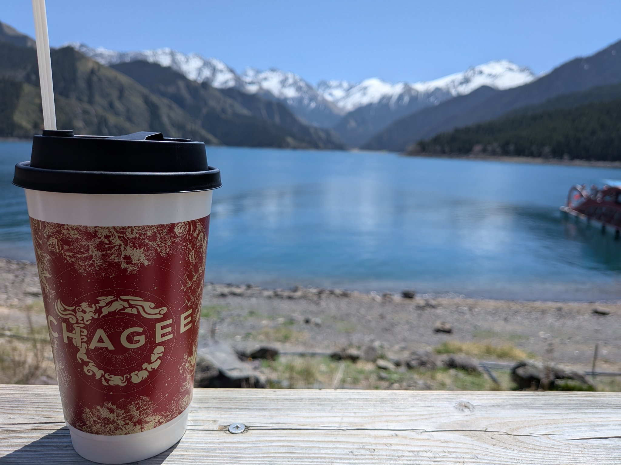 天山天池の湖畔で飲んだ CHAGEE