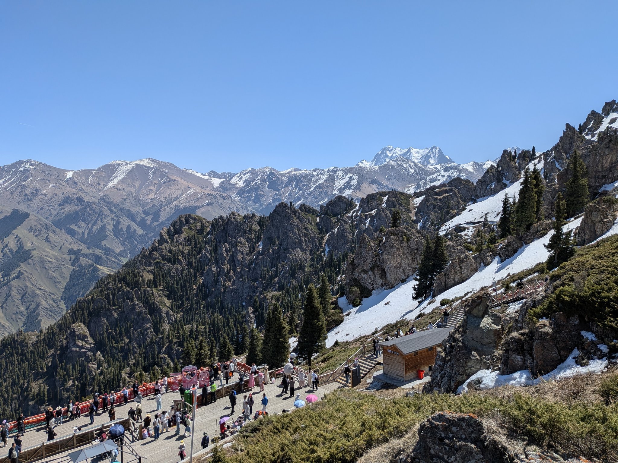 馬牙山の山頂から見た雪山と岩山