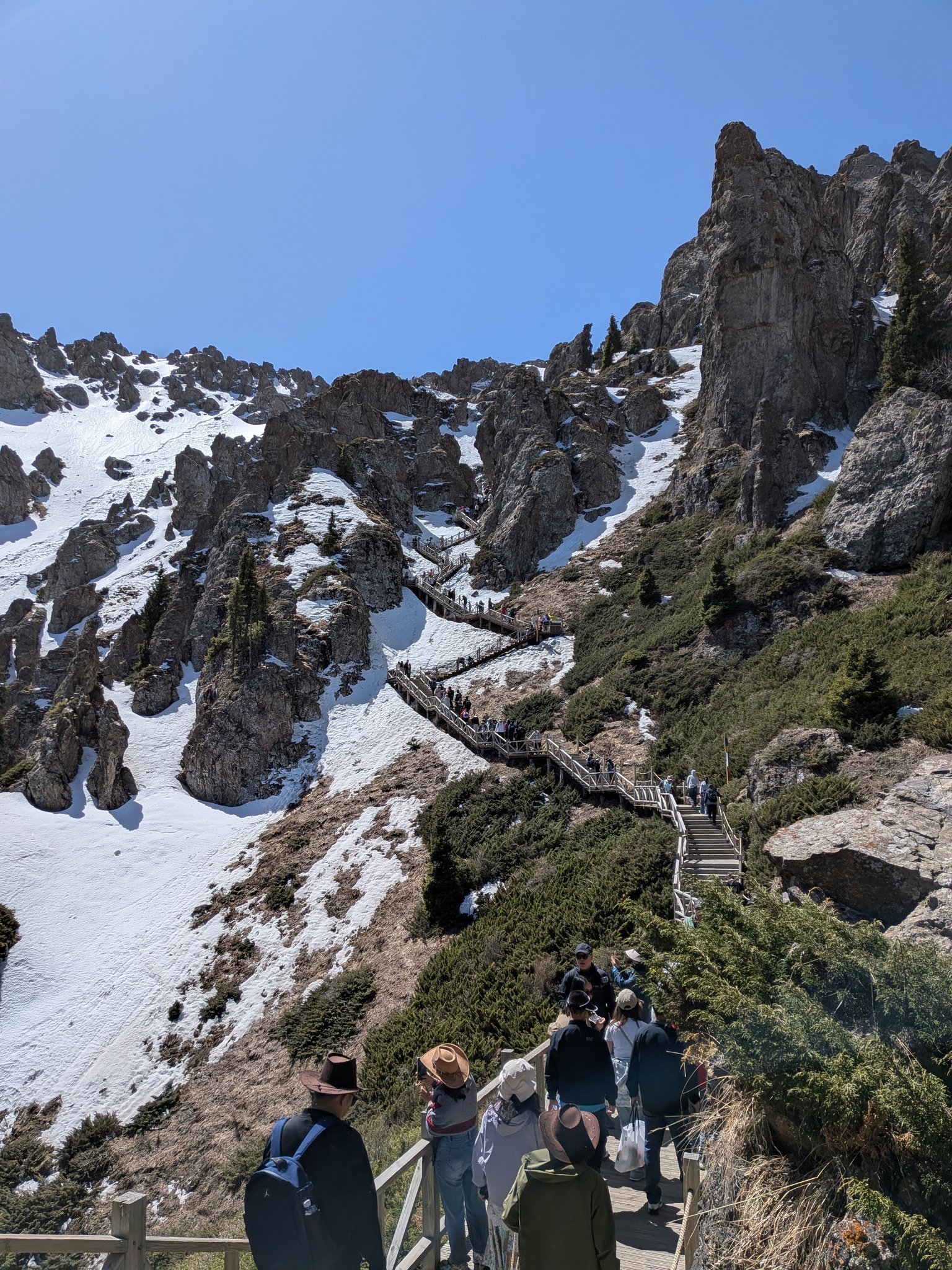 雪の残る馬牙山の岩山