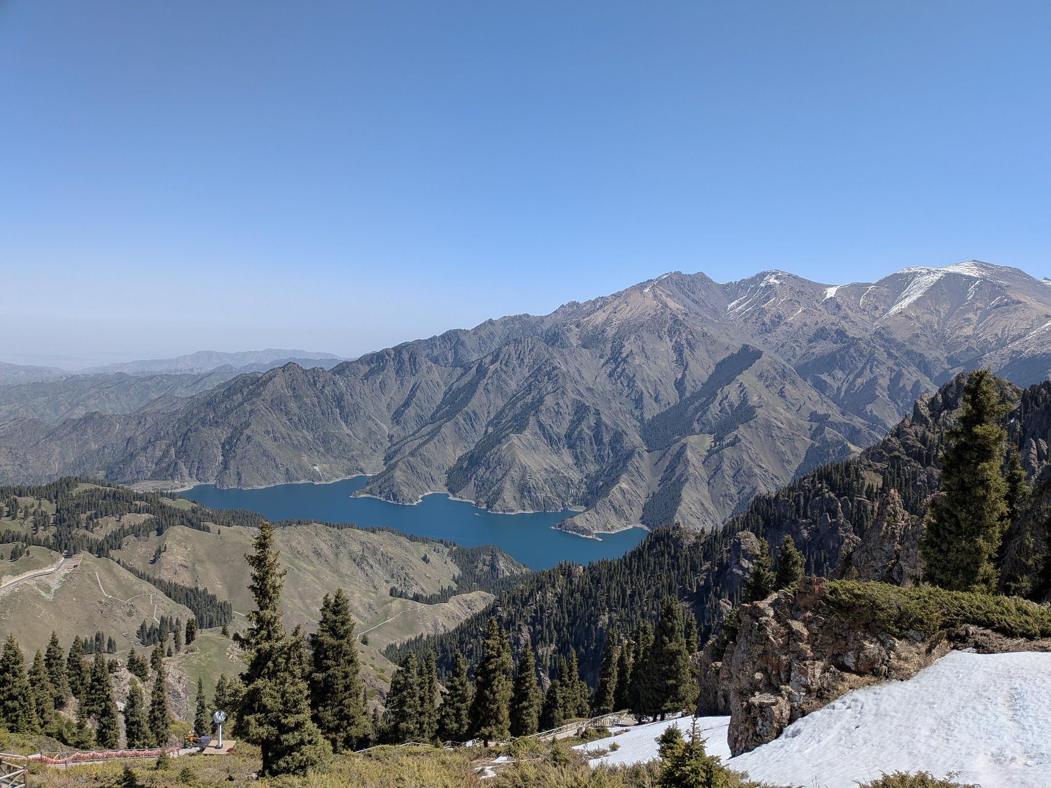 馬牙山の山頂から見下ろした天山天池