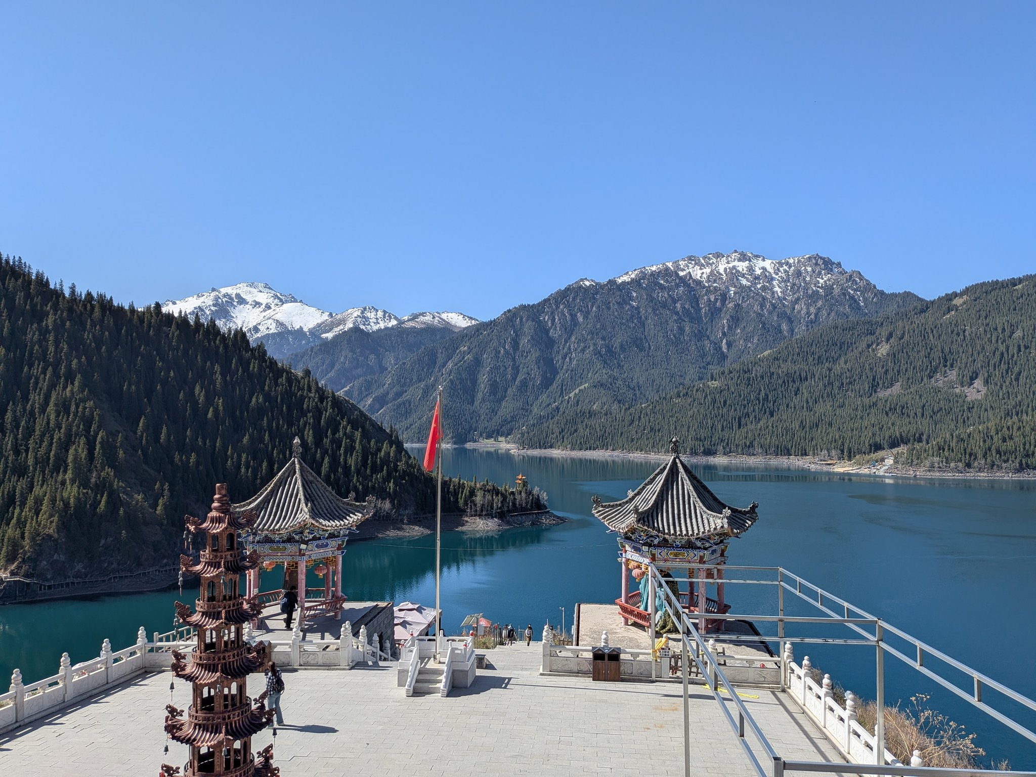 お寺の広場から見た天山天池