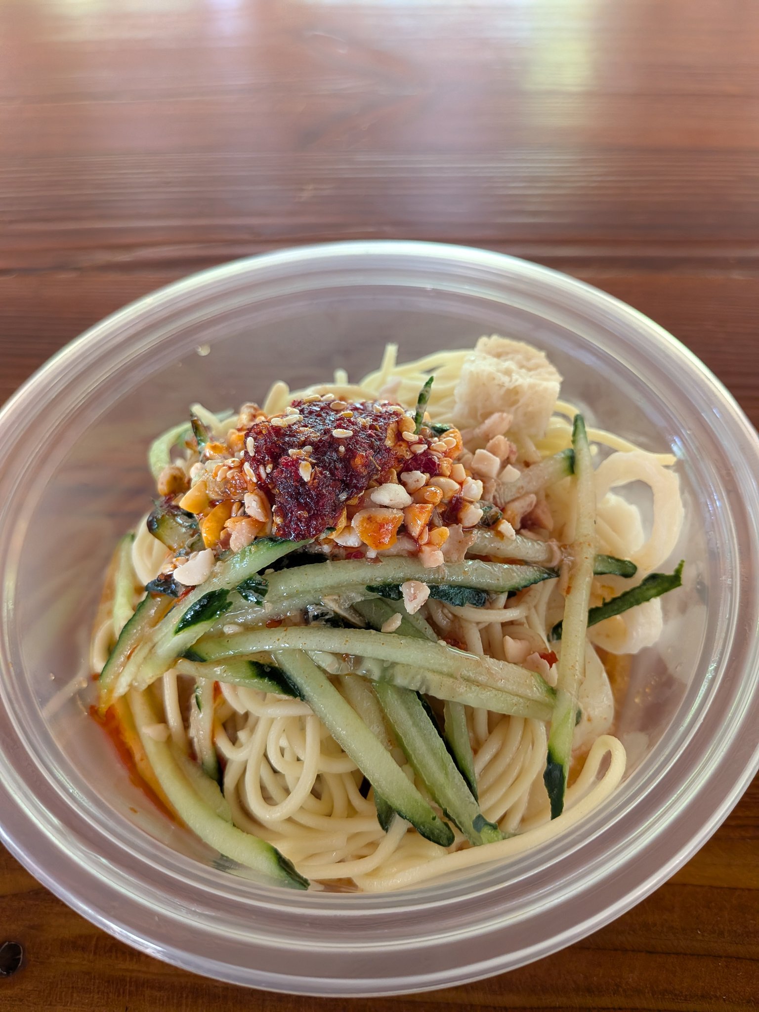 交河故城の入口近くで食べた涼麺