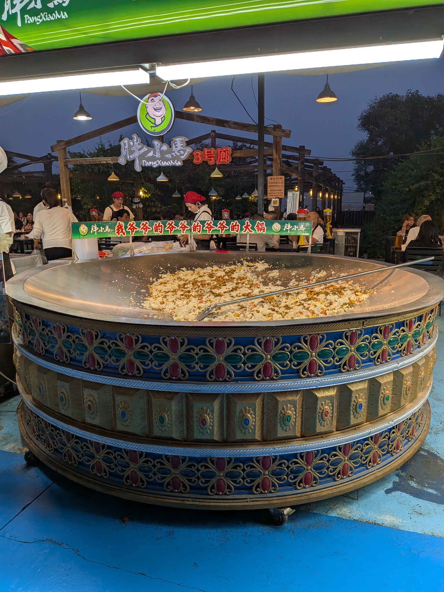 葡萄夜市の巨大な鍋で作るポロ