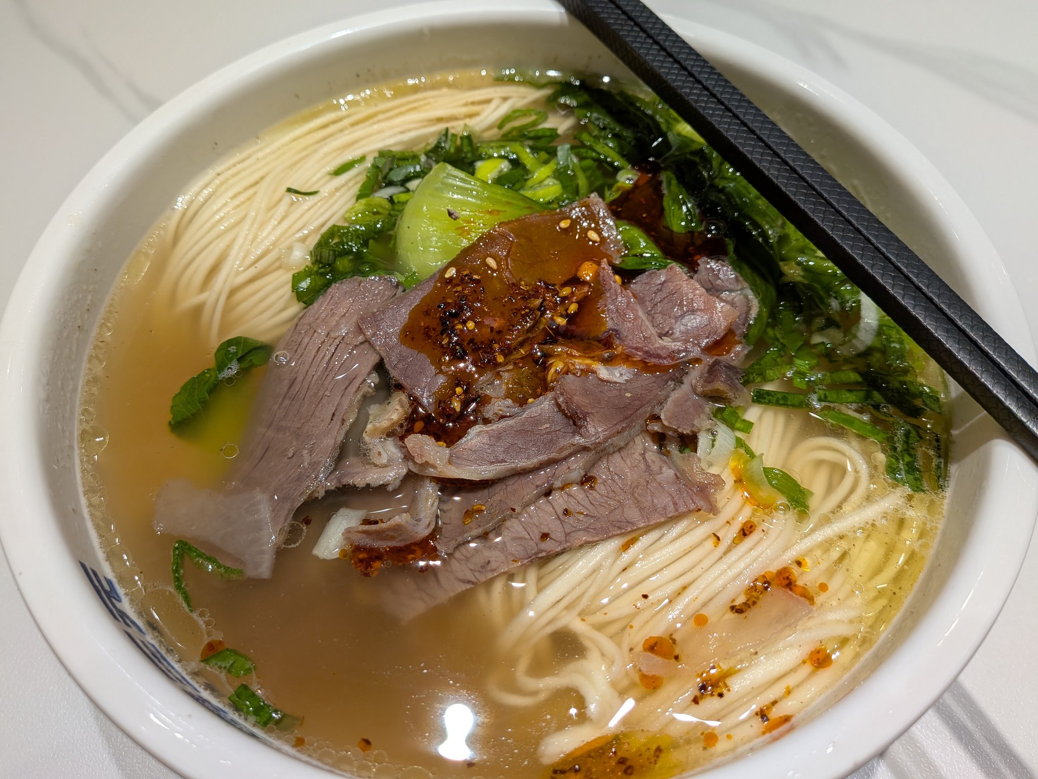 ウルムチ駅で食べた牛肉麺