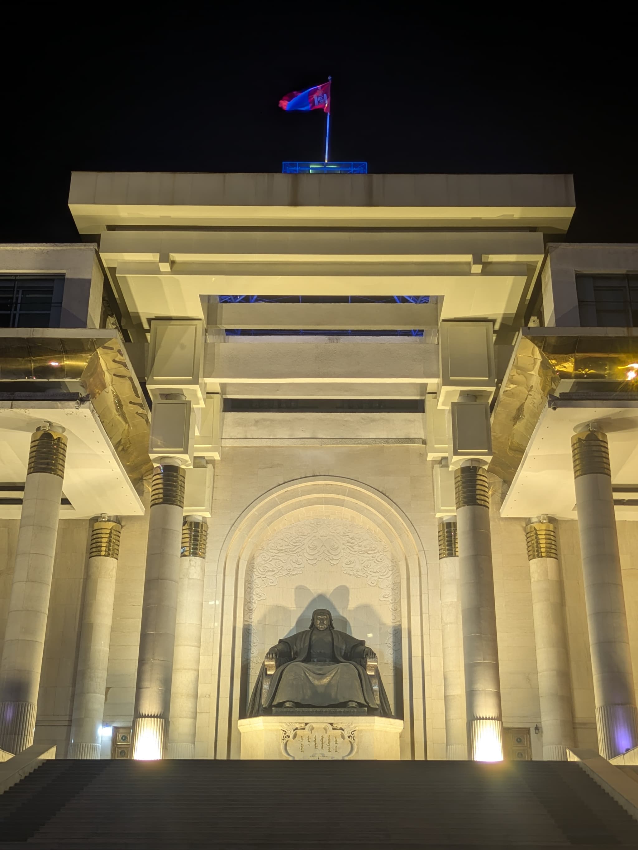 夜のモンゴル政府庁舎