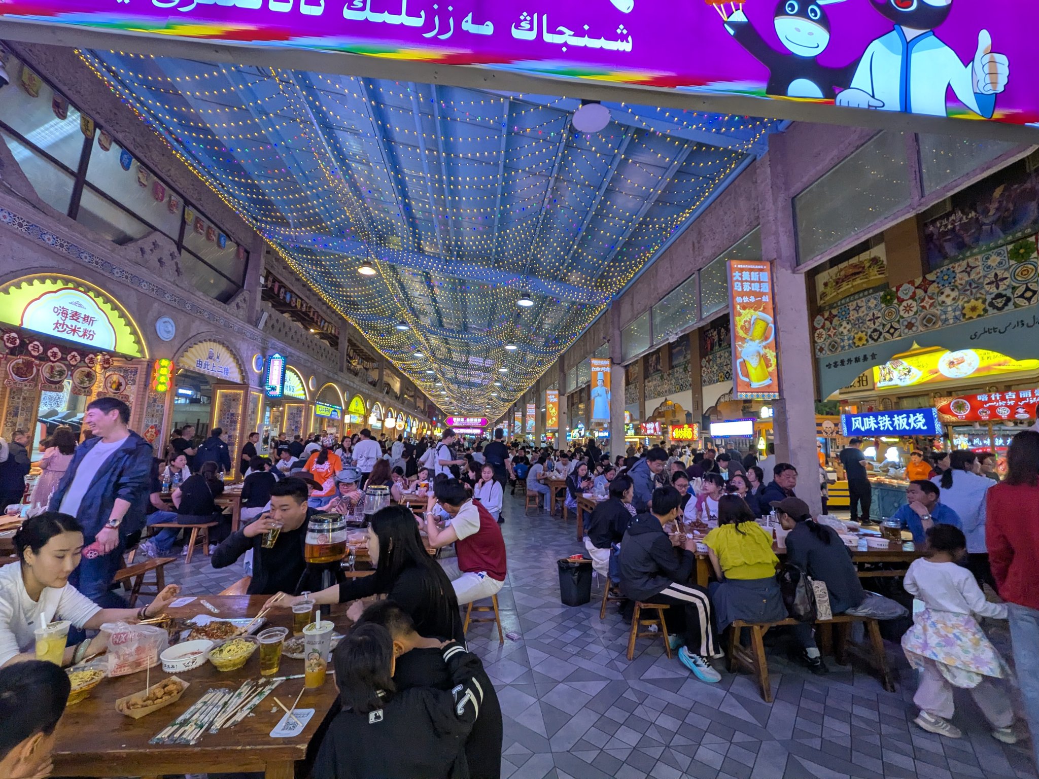 大バザール向かいの巨大なフードコート
