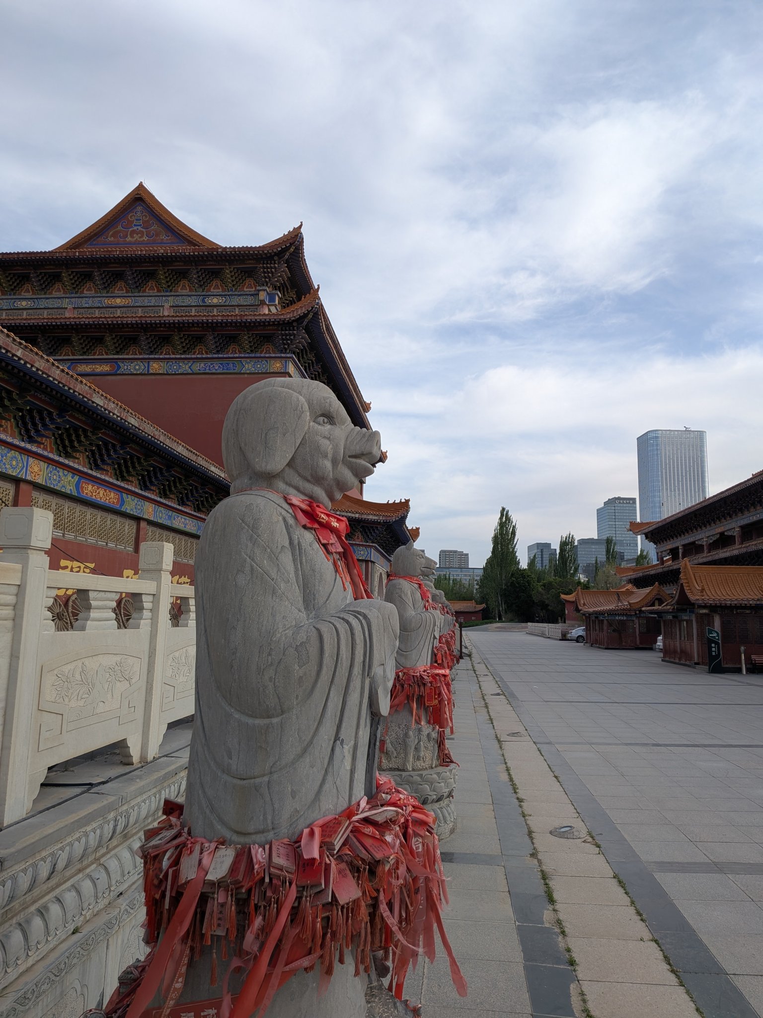 紅光山旅游景区の石像が並ぶ参道