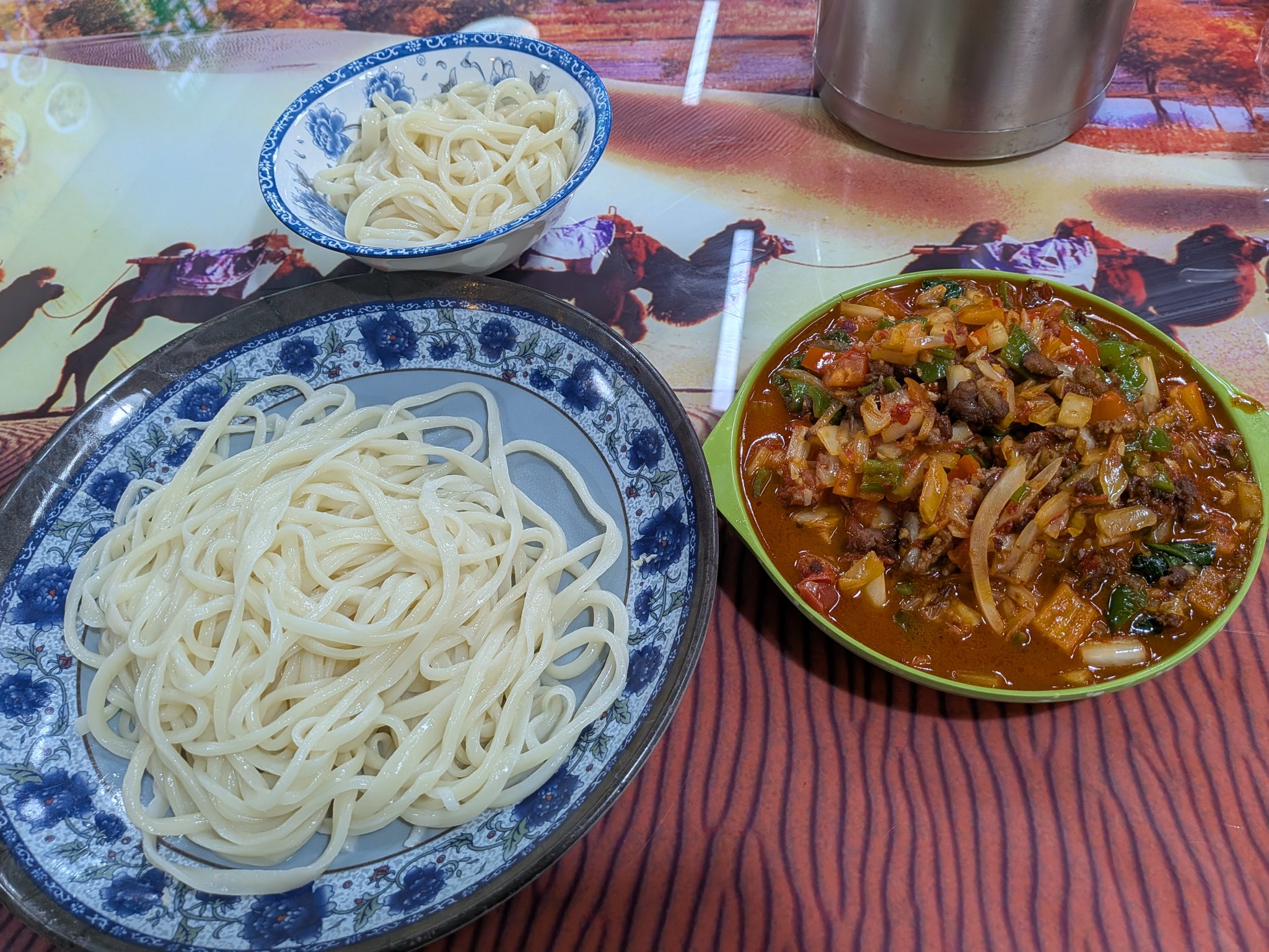 ラグマンのような麺料理スイロウバンメン