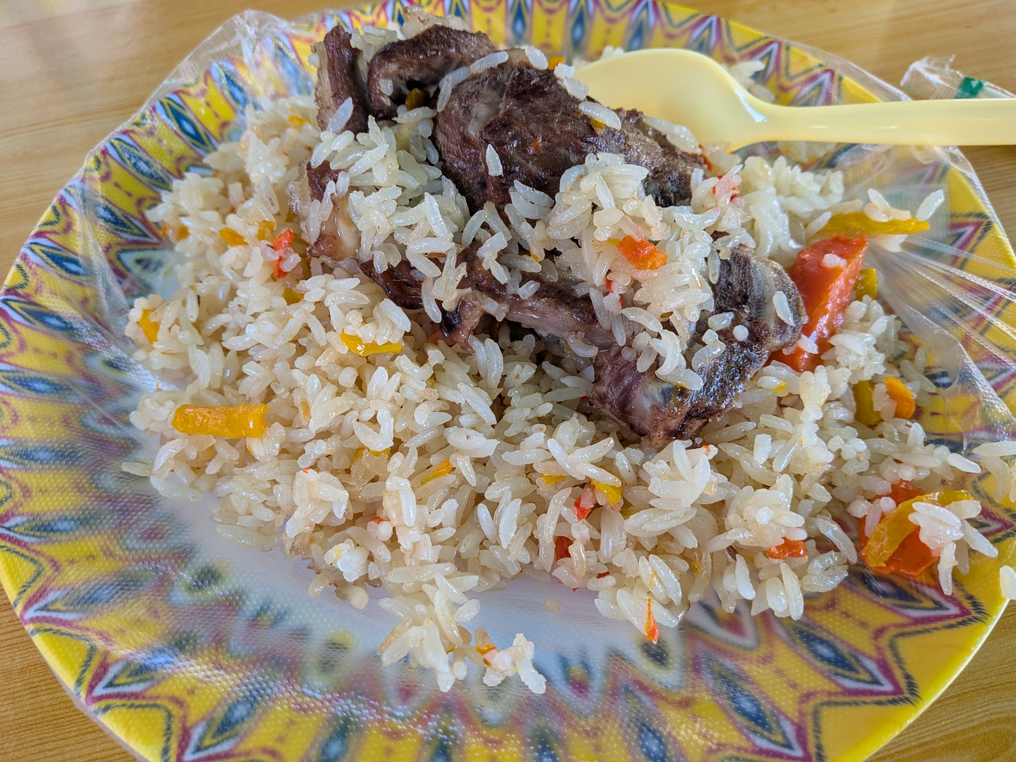 羊肉が載ったウイグルのプロフ（抓飯）