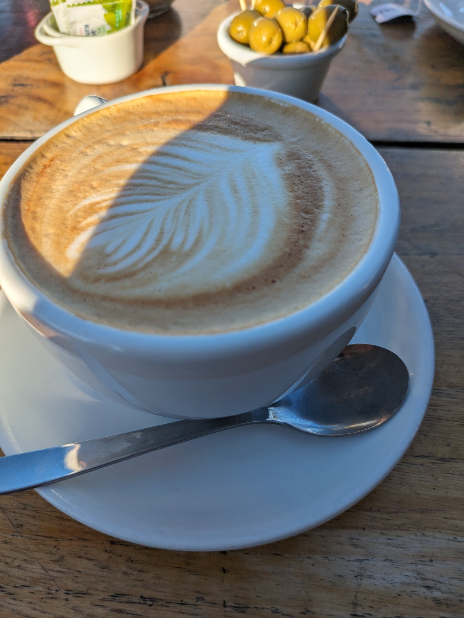 Fauna Valparaíso のテラスのカフェラテ