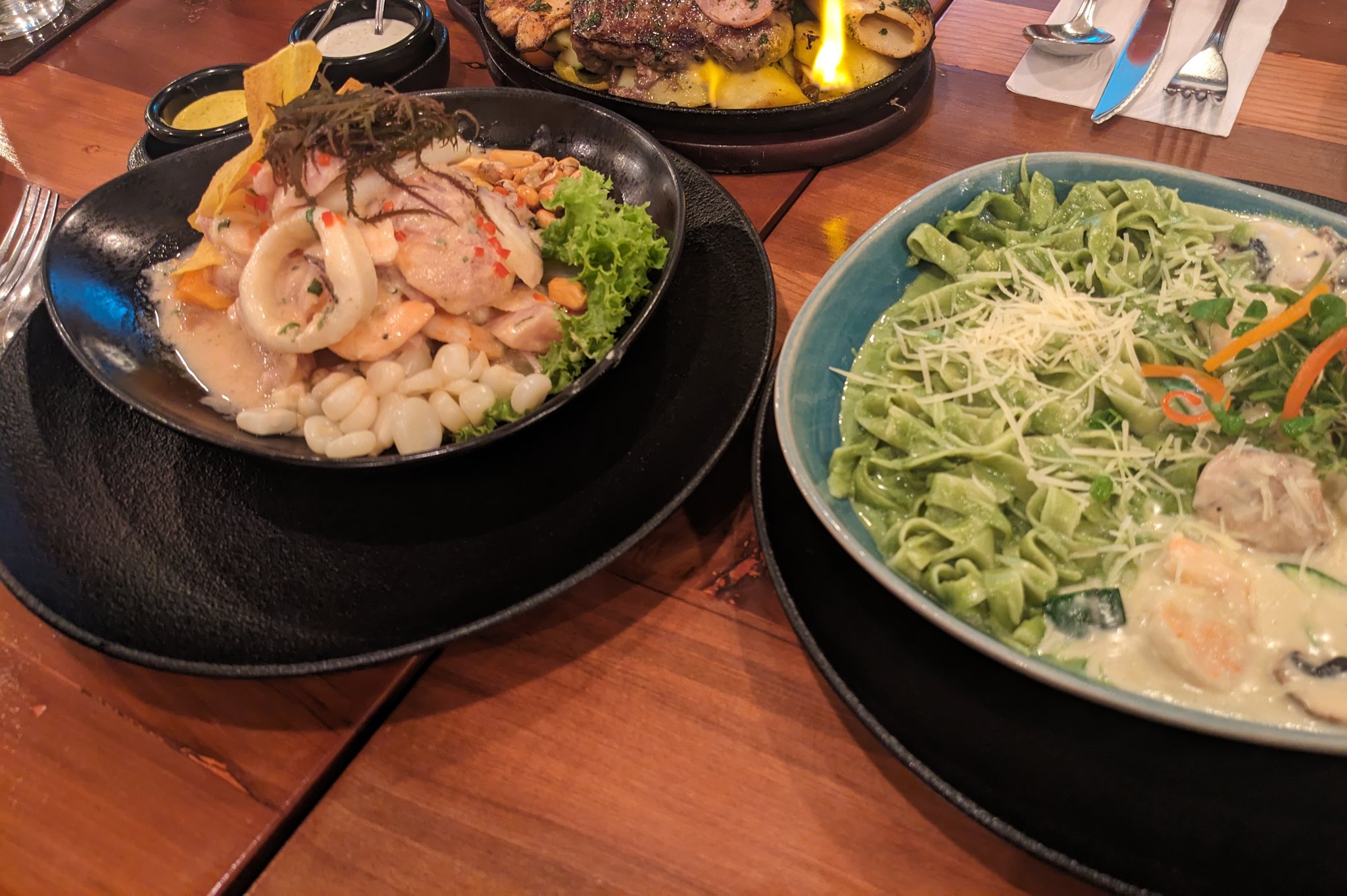 タクタクの魚介料理と緑のパスタ