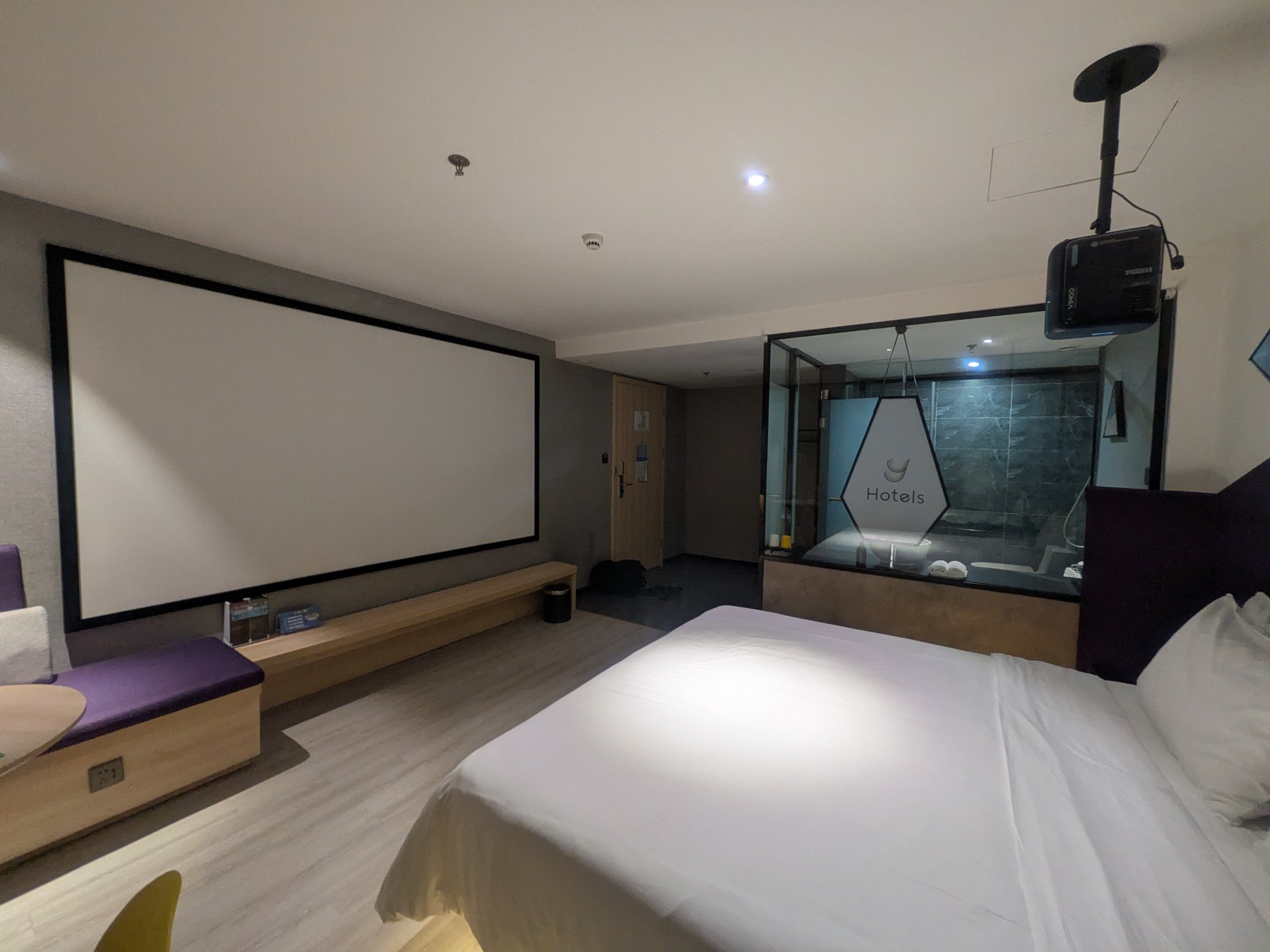 Y hotel のプロジェクター付きの部屋