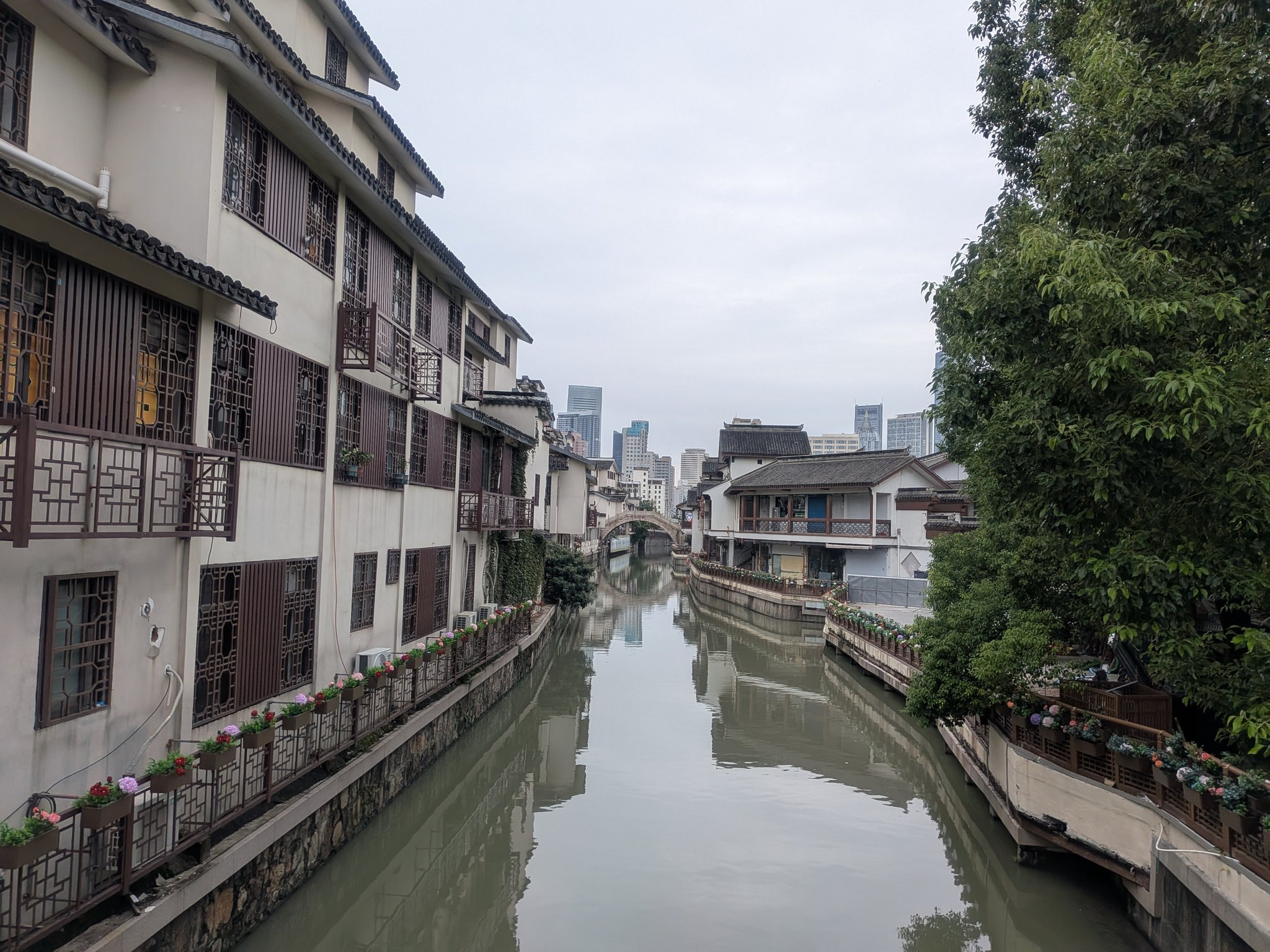 朝の無錫の運河と白壁の家並み
