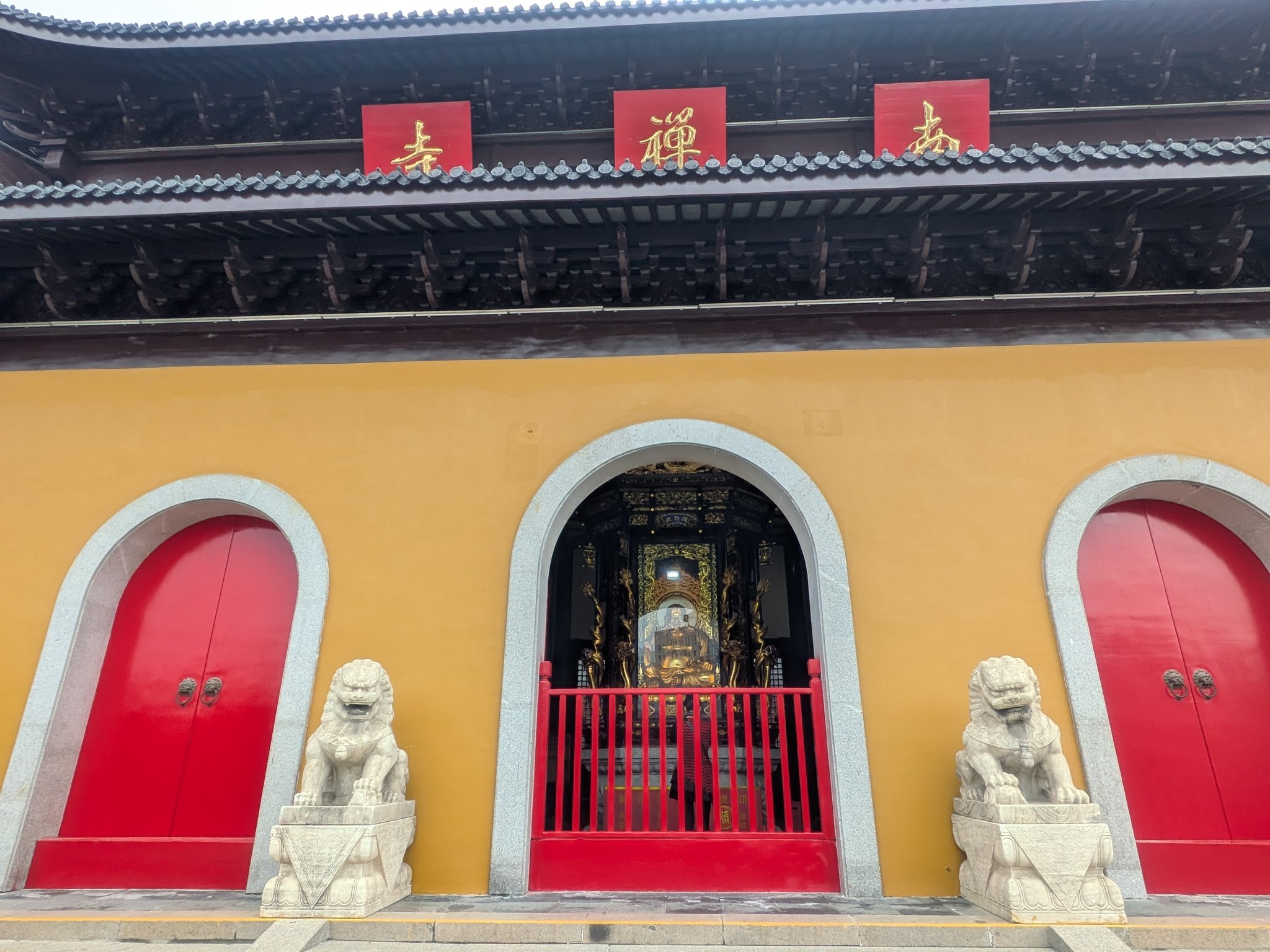 南禅寺の黄色い壁と赤い扉